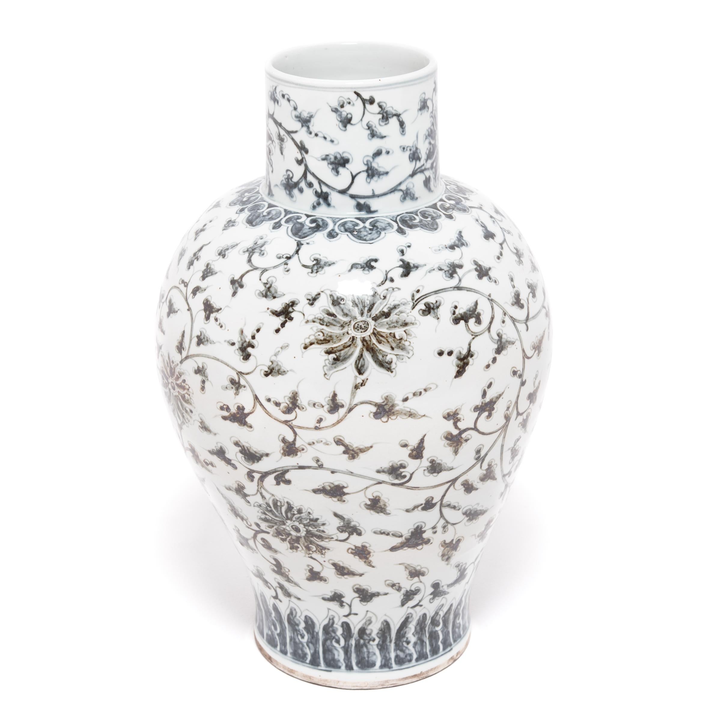 Chinese Export Large Chinese Trailing Vine Jar For Sale