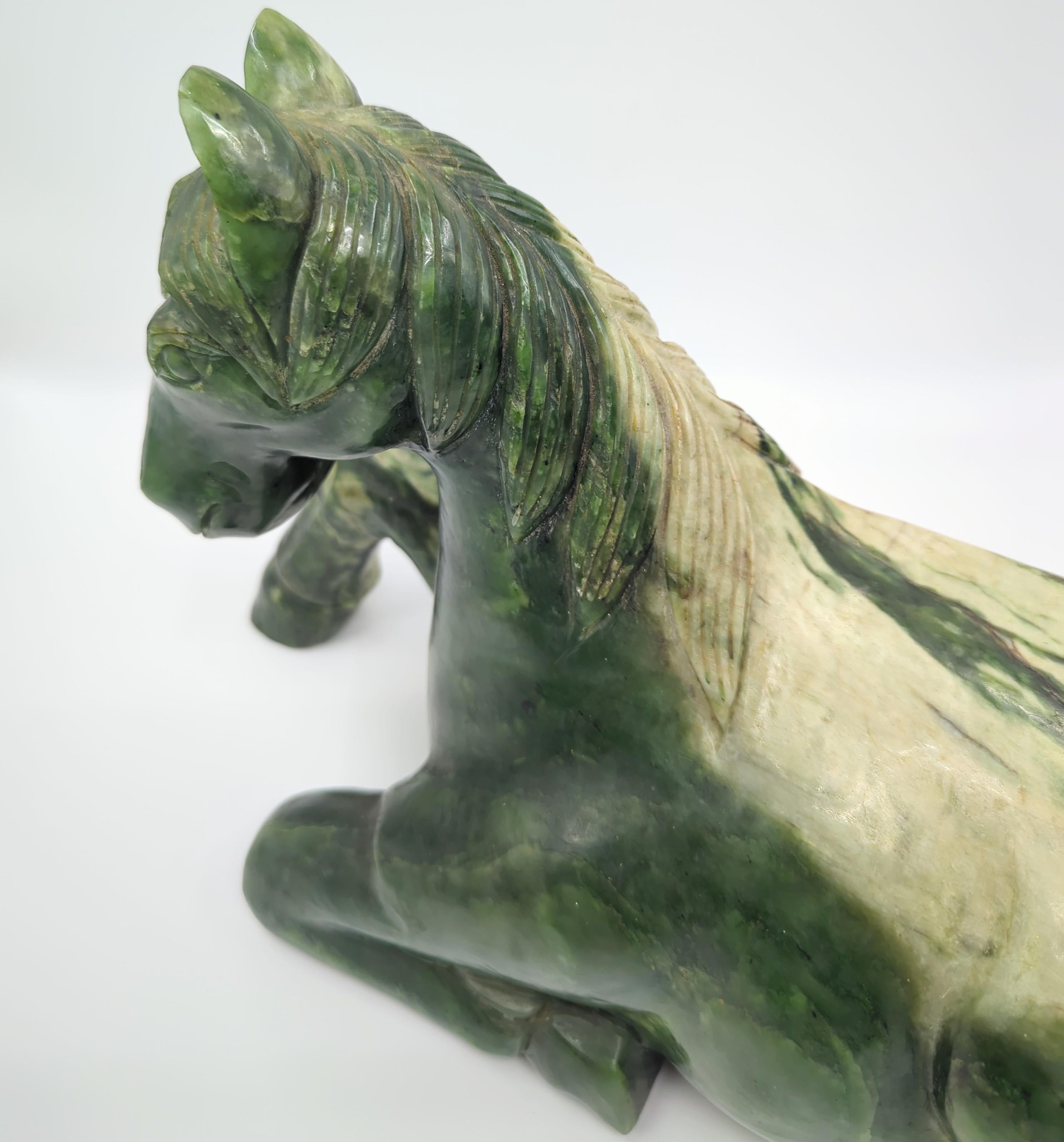 Monumentale chinesische Spinat-Jade Recumbent Tang-Pferd Rocky Variationen 20. Jahrhundert. (Geschnitzt) im Angebot