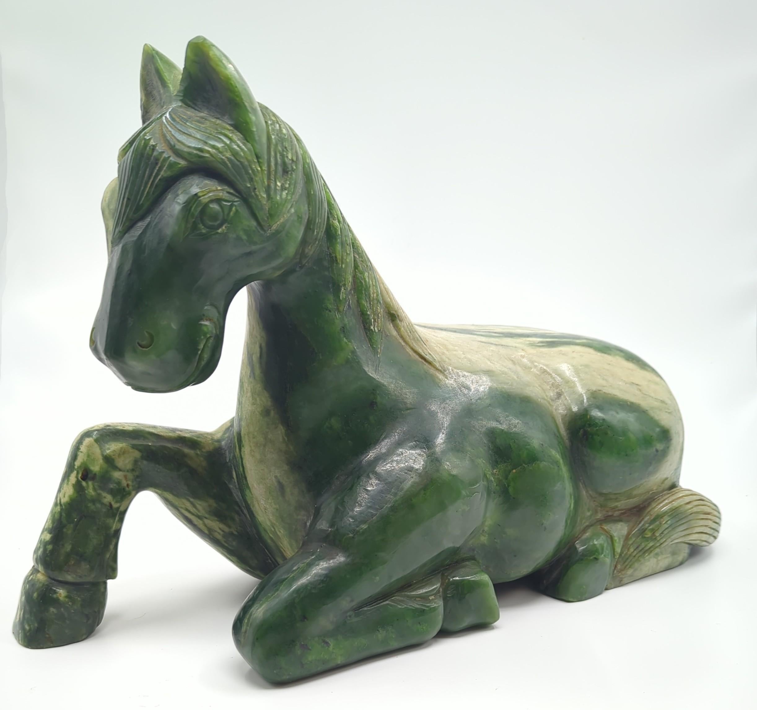 Jade Monumental cheval de Tang couché en jade épinard chinois Variations rocheuses 20e siècle en vente