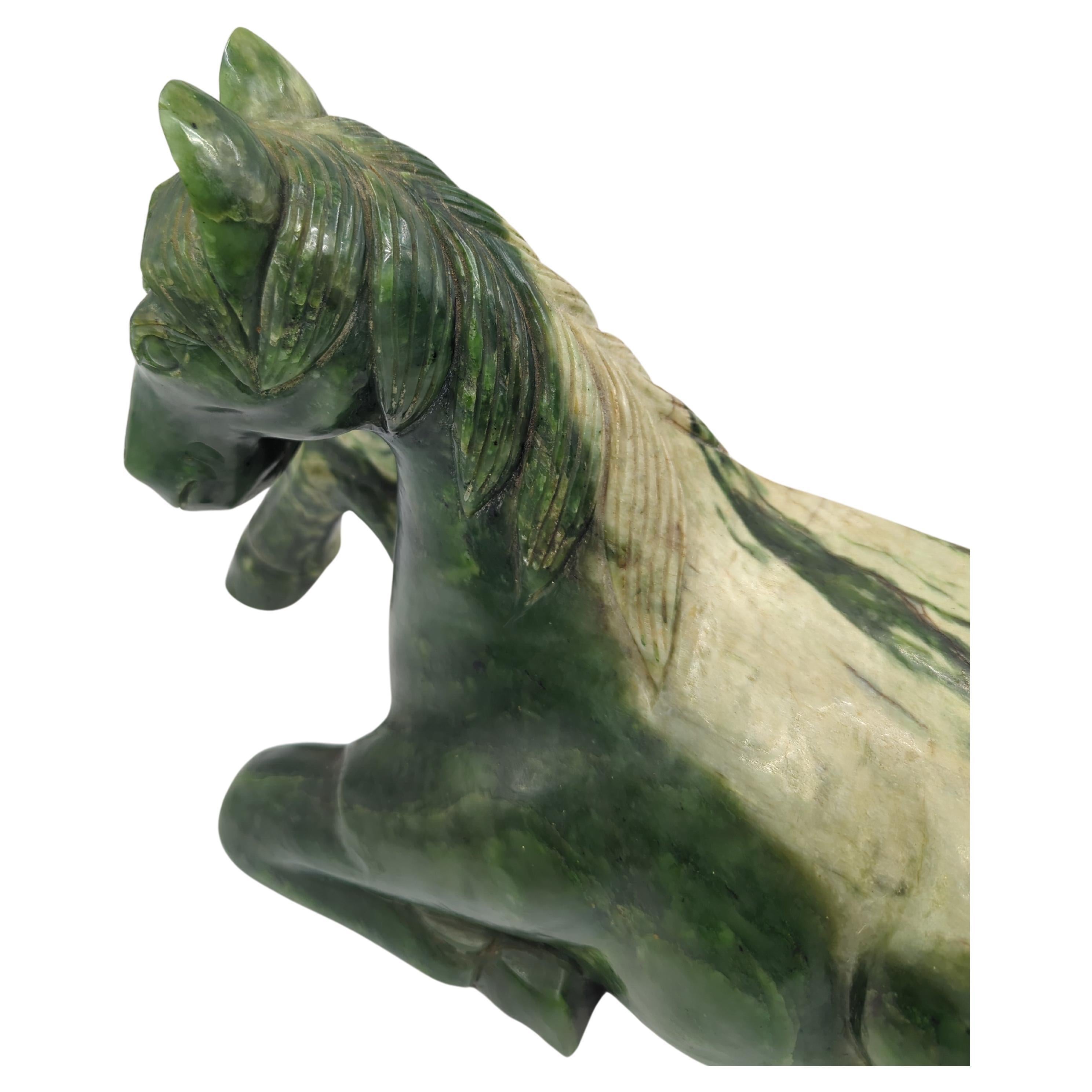 Qing Monumental cheval de Tang couché en jade épinard chinois Variations rocheuses 20e siècle en vente