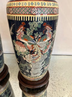 Ein Paar monumentale Tischlampen im „Chinoiserie Famille Noir“-Stil