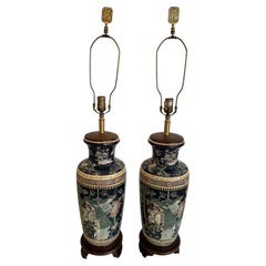 Ein Paar monumentale Tischlampen im „Chinoiserie Famille Noir“-Stil