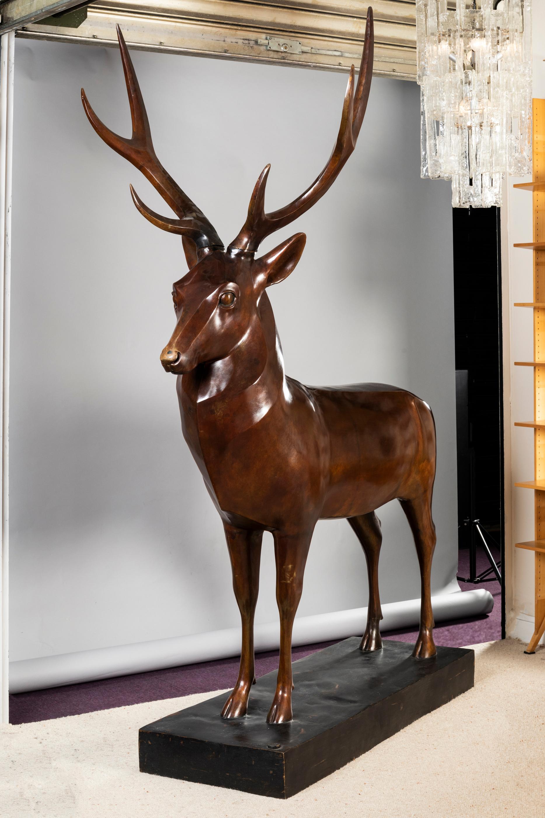 This elegant, noble deer in bronze has been created by French artist Christian Maas in 1991 in tribute to the Great Deer realized by Francois Pompon. (French sculptor: 1855-1933) in 1925. In 1991, Christian Maas start a series of tributes: Brancusi,