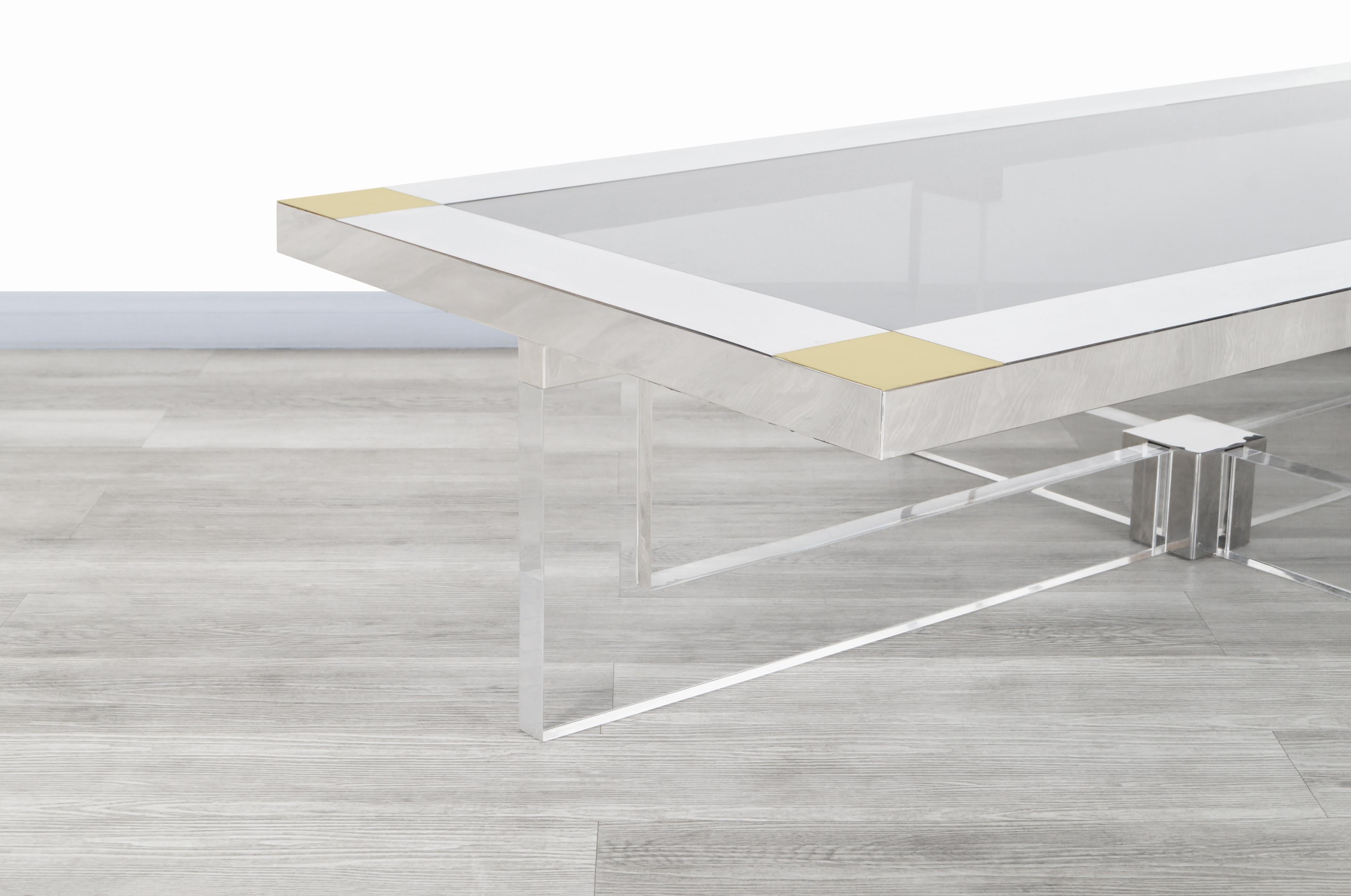 Mid-Century Modern Table basse monumentale en chrome et lucite en vente