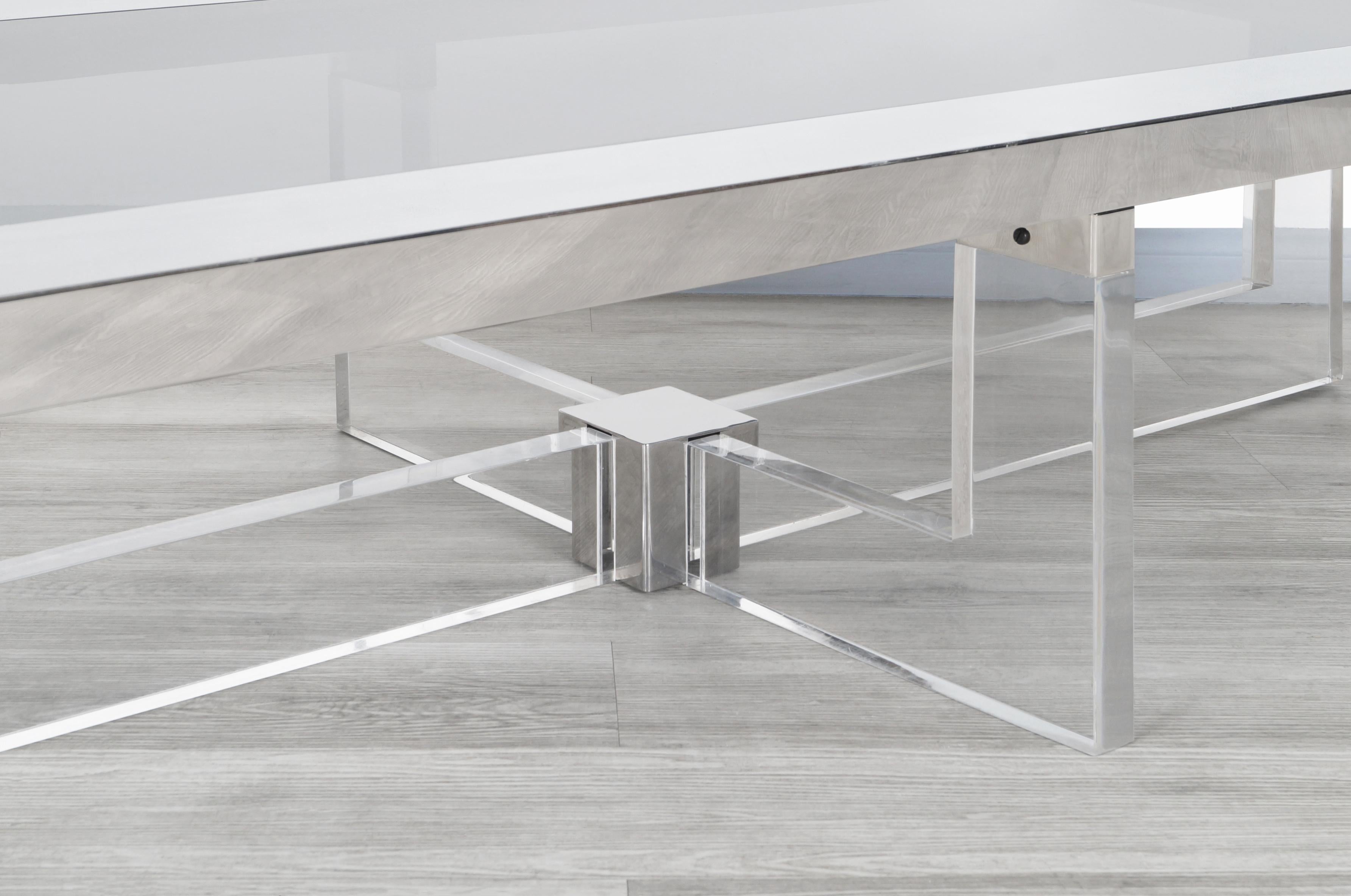 Américain Table basse monumentale en chrome et lucite en vente