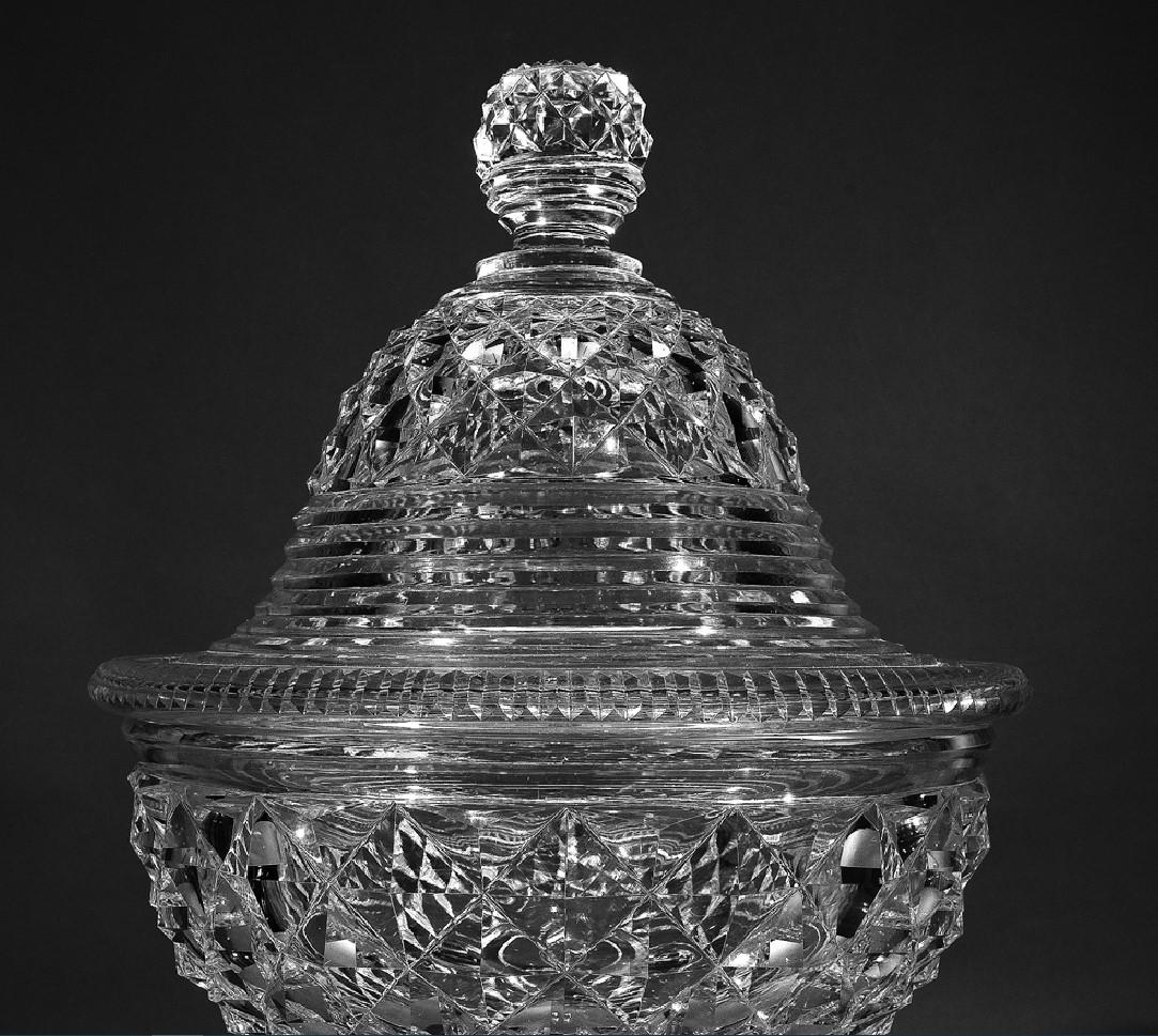 Monumentales Kompott aus geschliffenem Klarglas mit Deckel (Neoklassisch) im Angebot