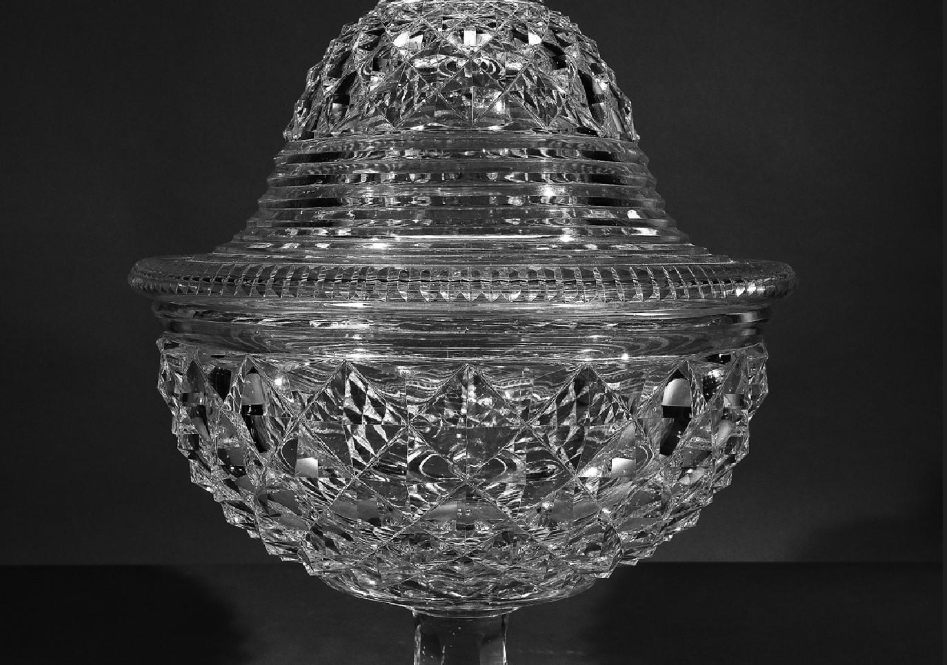 Monumentales Kompott aus geschliffenem Klarglas mit Deckel (Belgisch) im Angebot