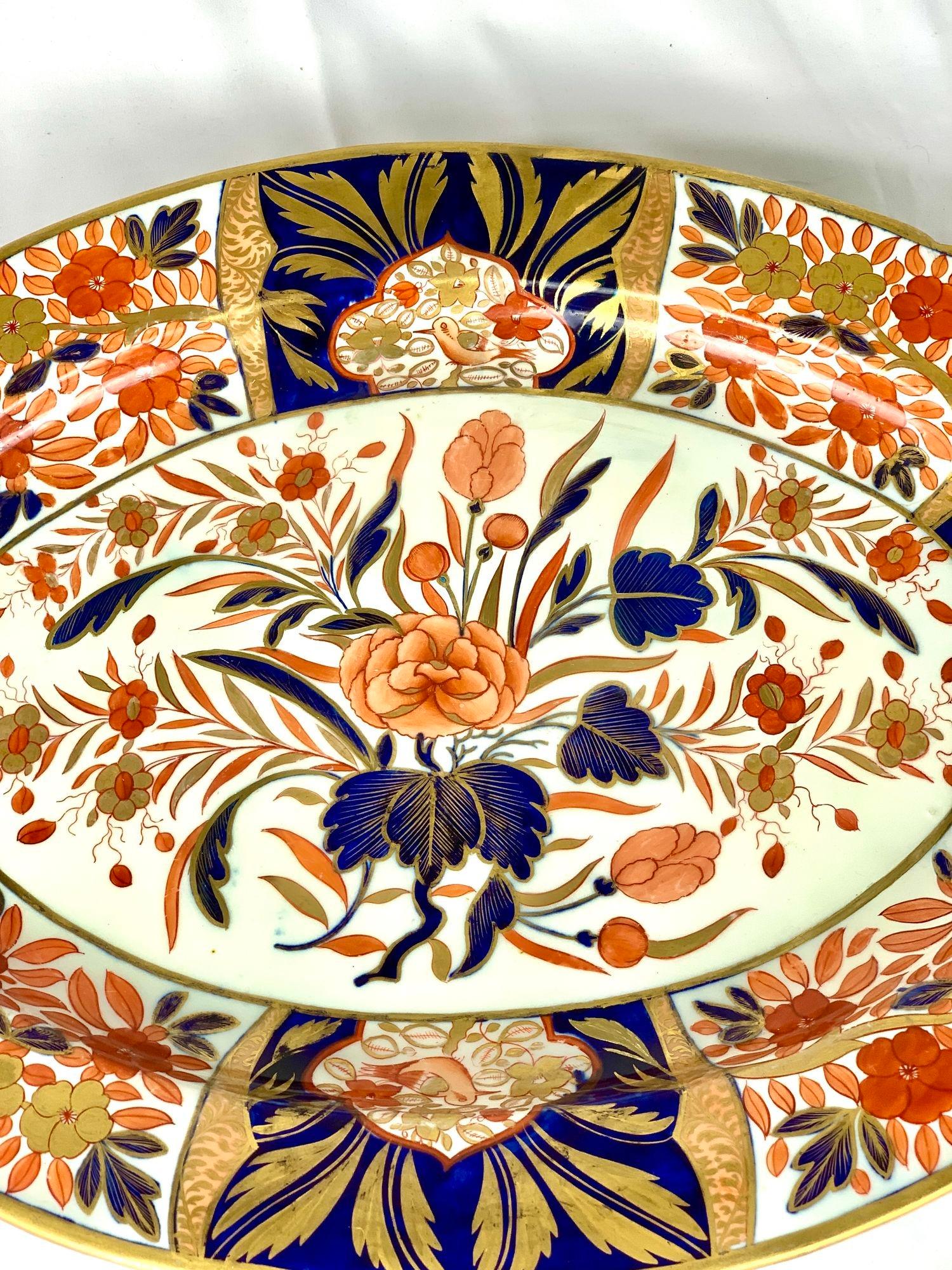 Monumental Plato de Imari de Coalport con Pájaros Cantores y Peonías, Inglaterra Circa 1815 Inglés en venta