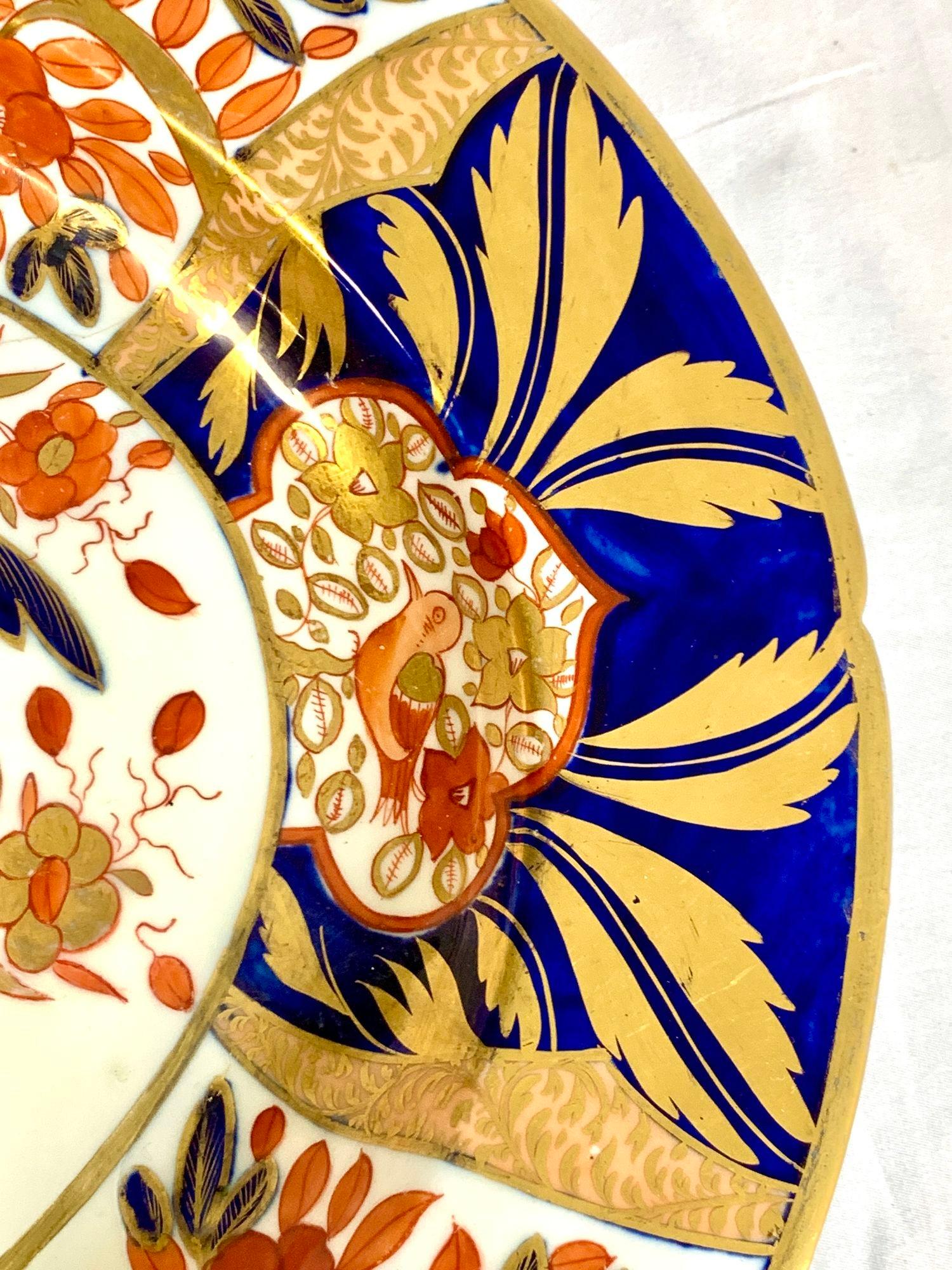 Monumental Plato de Imari de Coalport con Pájaros Cantores y Peonías, Inglaterra Circa 1815 Pintado a mano en venta