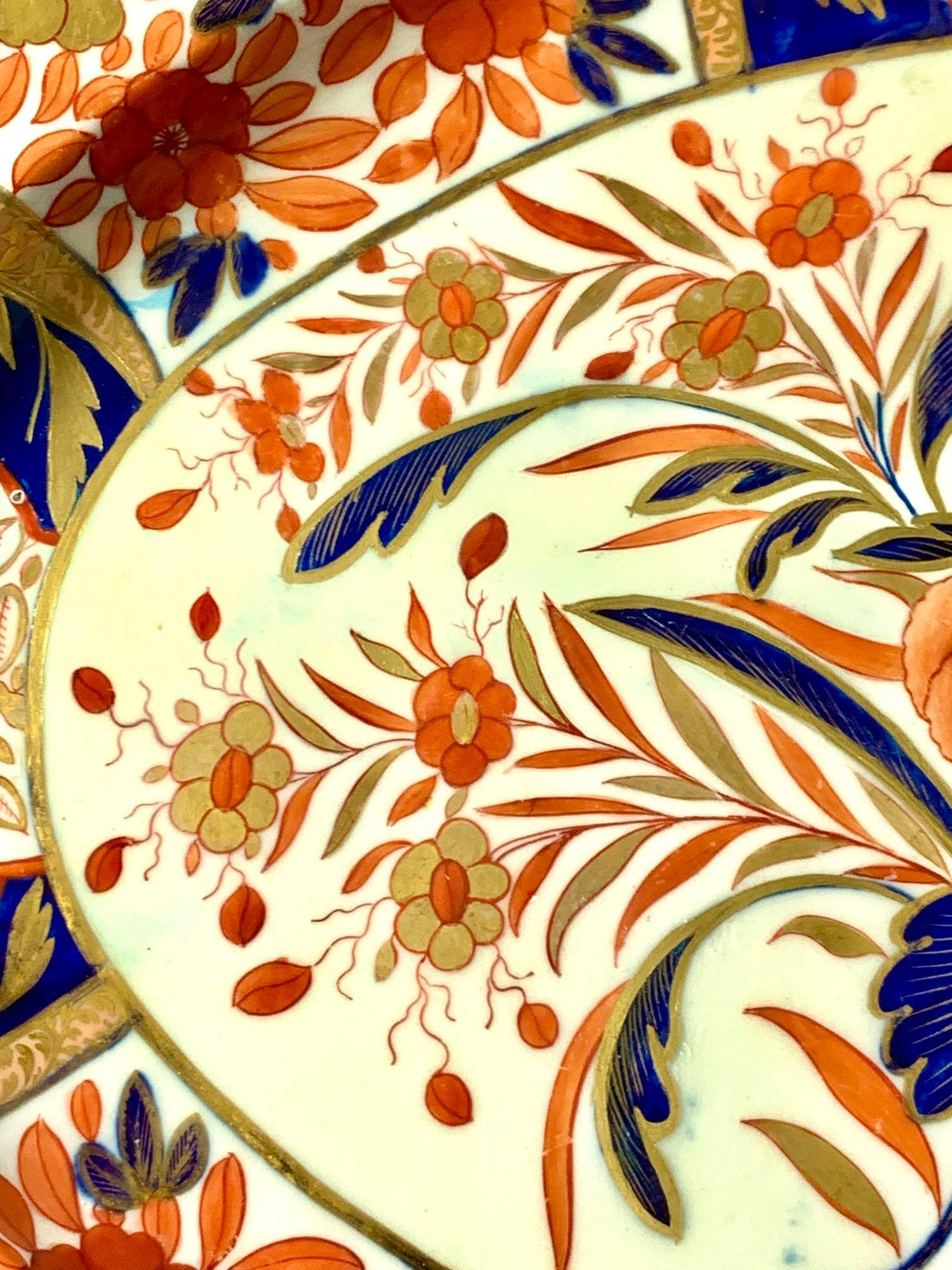 Monumental Plato de Imari de Coalport con Pájaros Cantores y Peonías, Inglaterra Circa 1815 en Excelente estado para la venta en Katonah, NY