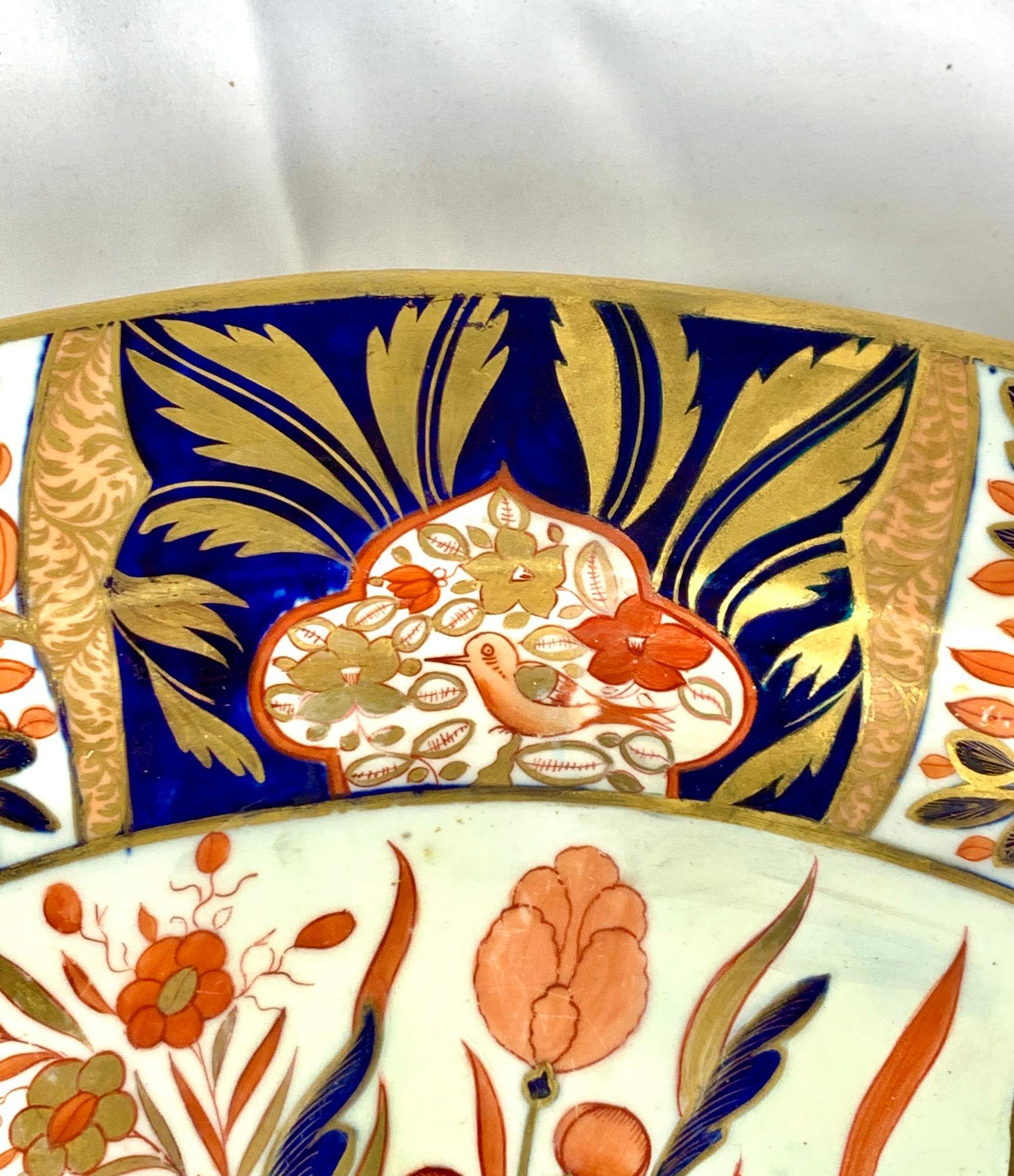 Monumental Plato de Imari de Coalport con Pájaros Cantores y Peonías, Inglaterra Circa 1815 siglo XIX en venta