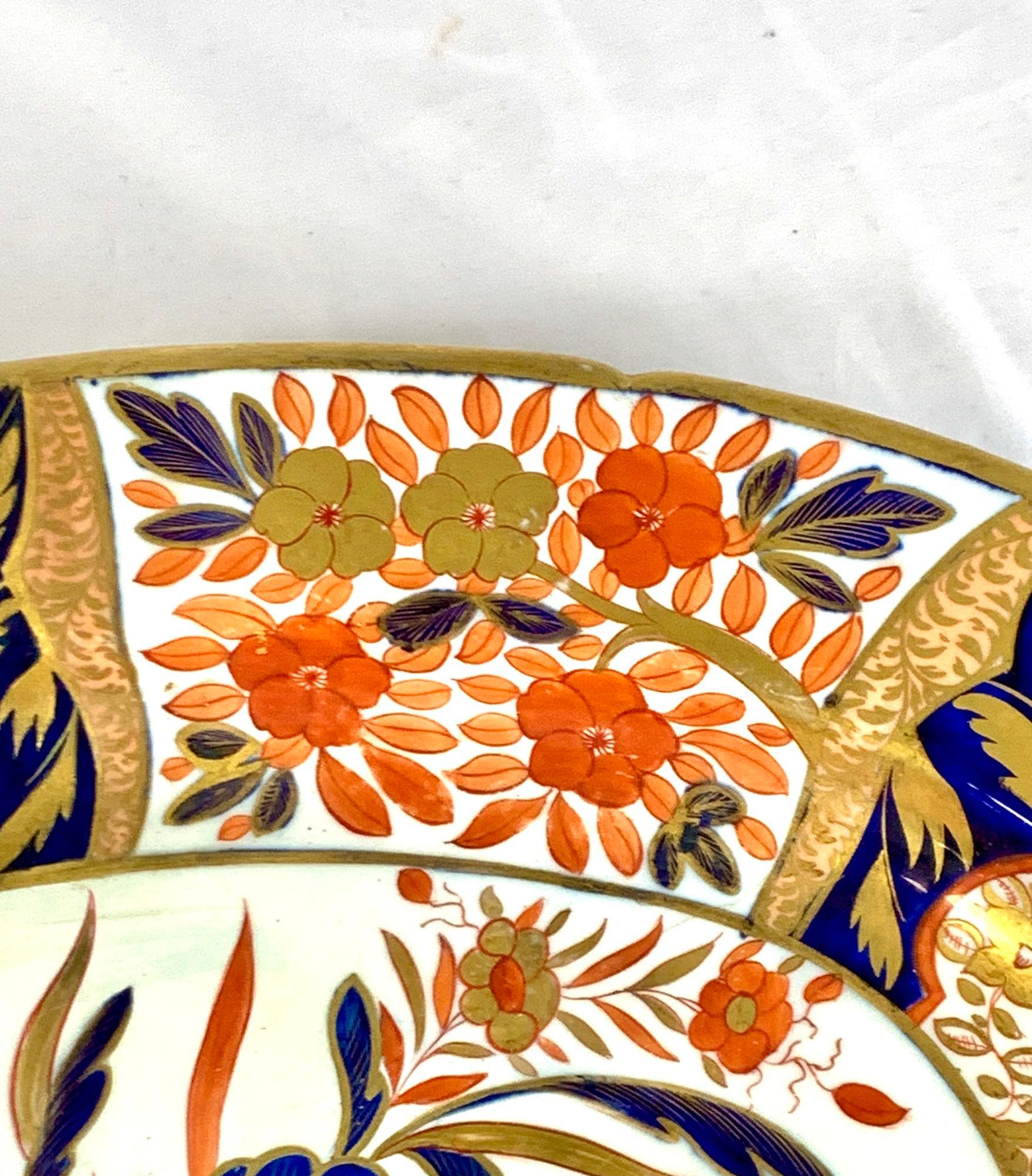 Monumental Plato de Imari de Coalport con Pájaros Cantores y Peonías, Inglaterra Circa 1815 Porcelana en venta