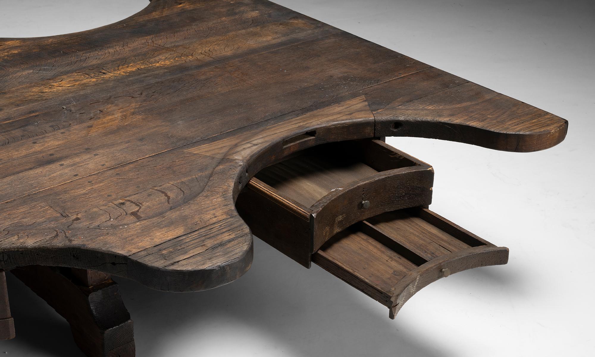 France, 1950
Table basse monumentale aux bords incurvés et aux tiroirs numérotés.
66 