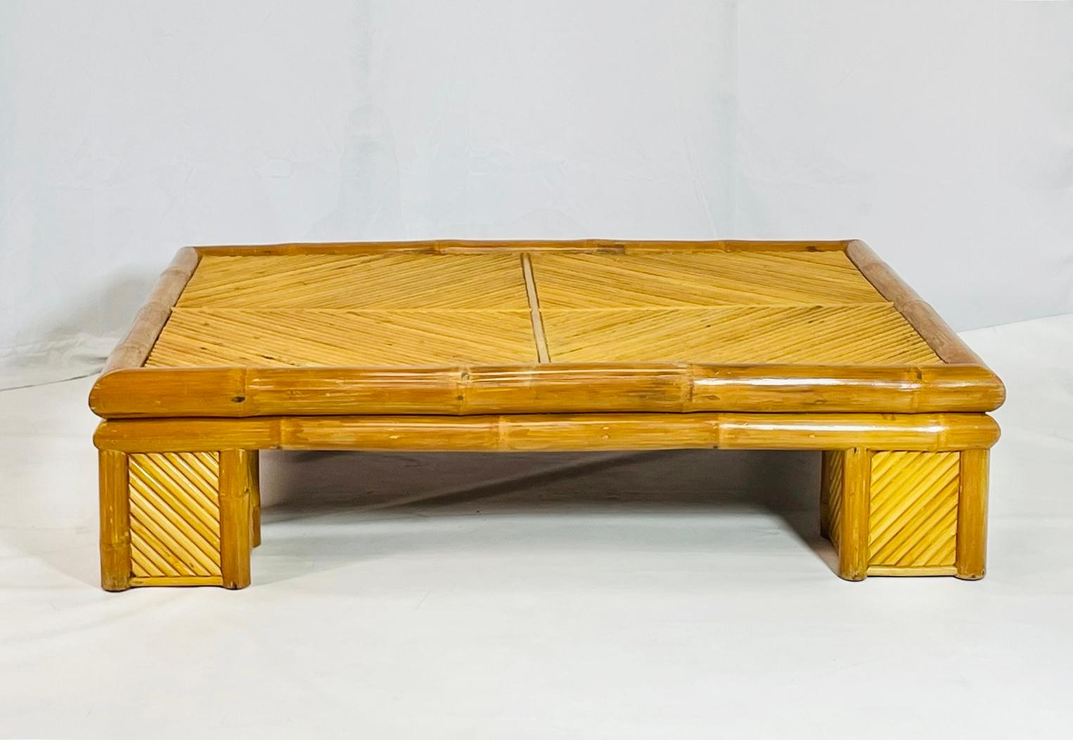 Dieser exquisite Monumental-Couchtisch aus Bambus und gespaltenem Rattan, der in den 1970er Jahren auf den Philippinen entstand, wertet Ihren Wohnbereich auf. 

Dieses mit Präzision und Liebe zum Detail handgefertigte Einzelstück besteht aus einer