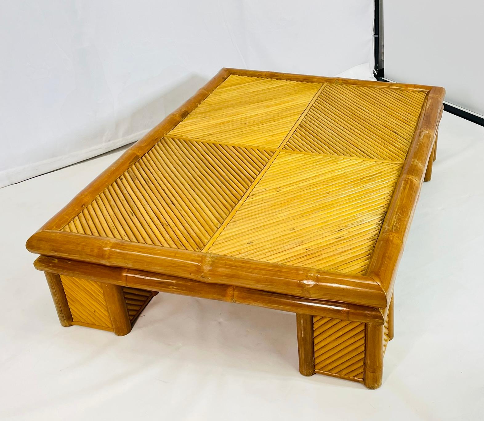 Monumentaler Couchtisch aus Bambus und geteiltem Rattan, Philippinen, 1970er Jahre (Moderne der Mitte des Jahrhunderts) im Angebot