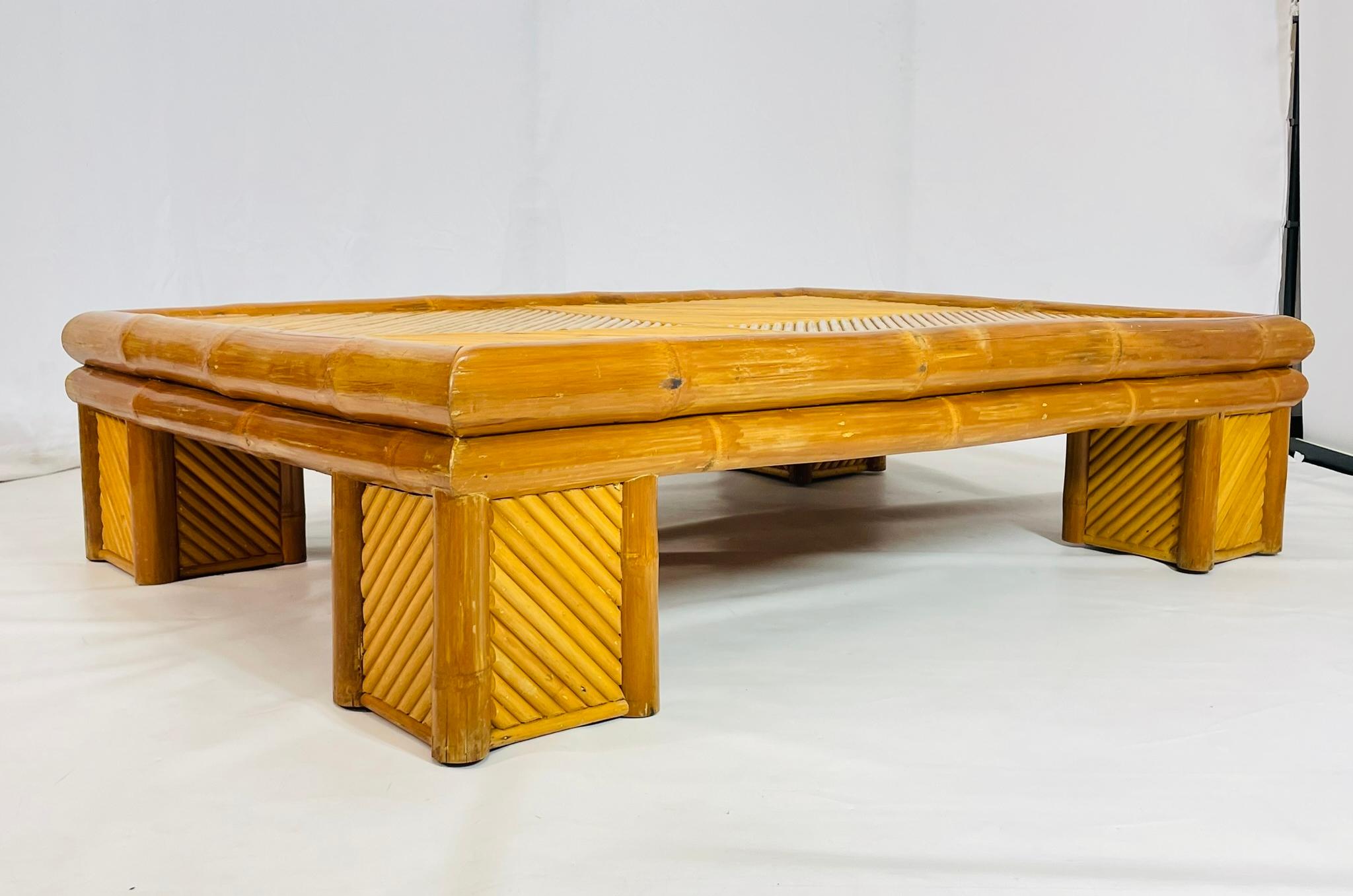 Monumentaler Couchtisch aus Bambus und geteiltem Rattan, Philippinen, 1970er Jahre (Philippinisch) im Angebot