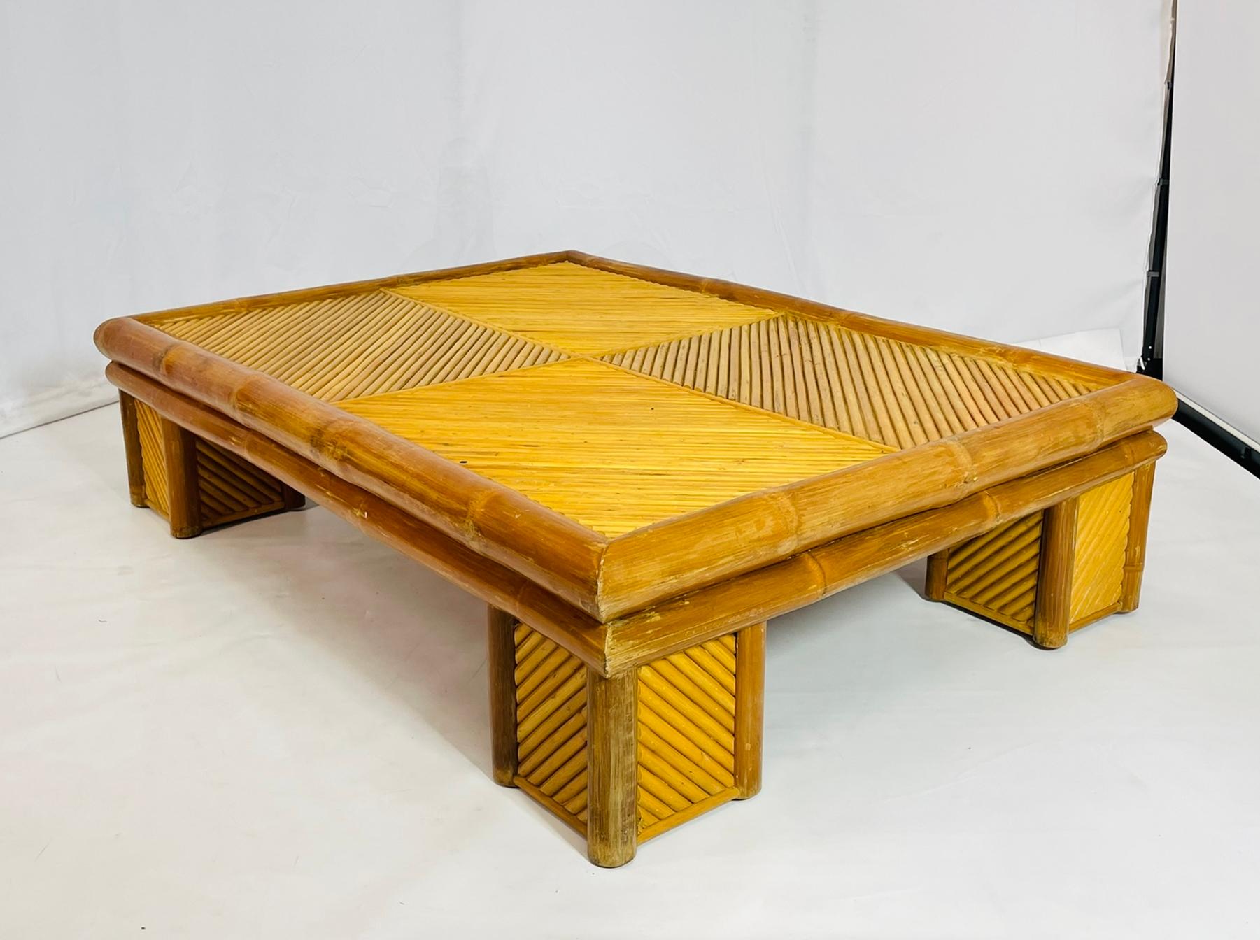 Monumentaler Couchtisch aus Bambus und geteiltem Rattan, Philippinen, 1970er Jahre (Handgefertigt) im Angebot