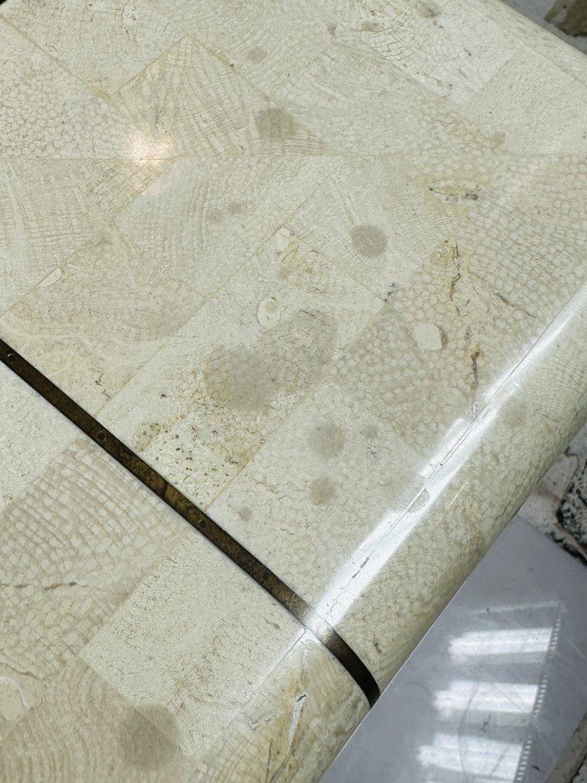 Monumentaler Couchtisch aus Mosaikstein und Messing von Karl Springer, signiert im Angebot 1