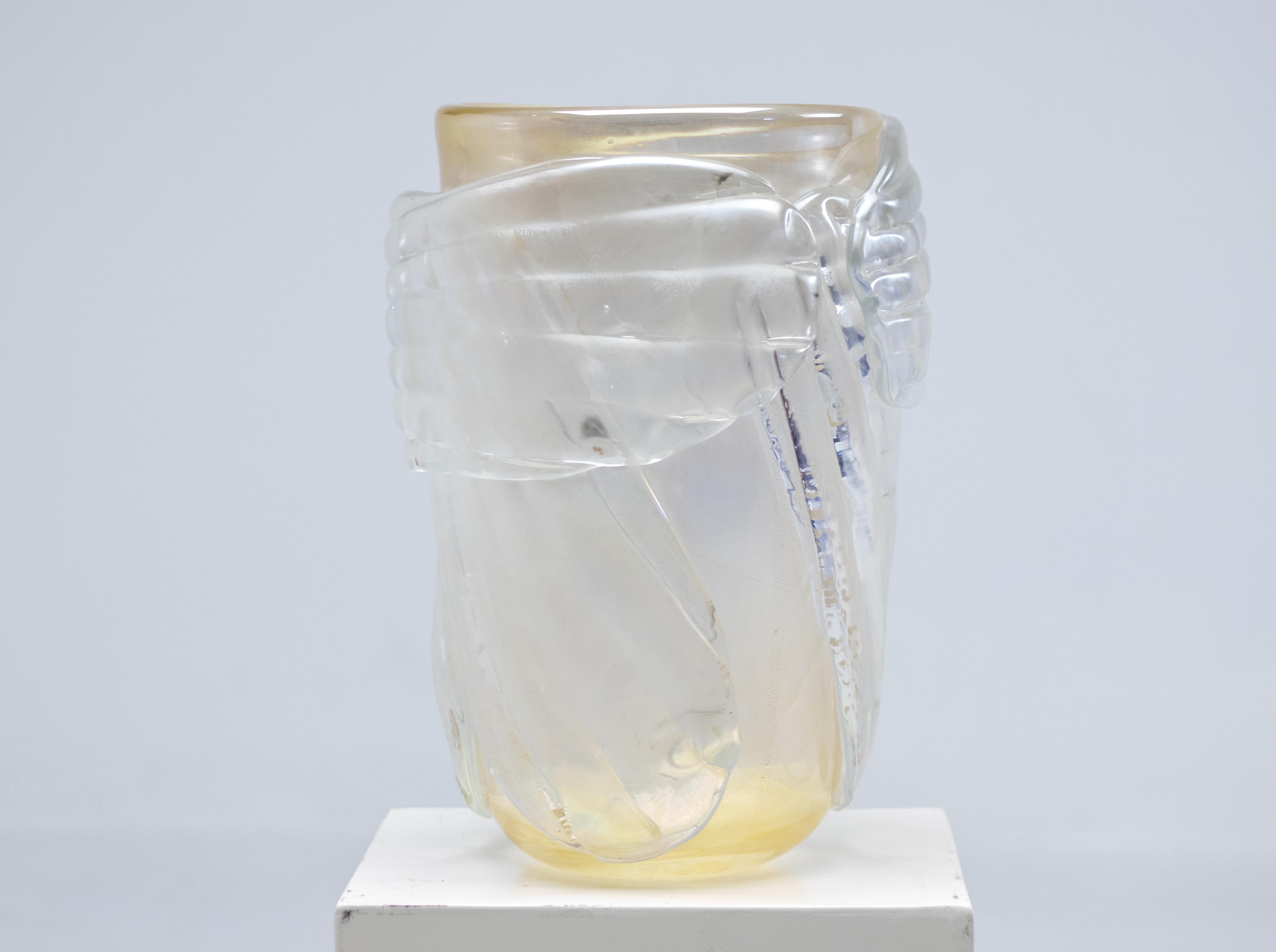 Très grand et lourd vase en verre irisé avec de subtiles inclusions de feuilles d'or, signé Colizza.
Fabriqué à la main par Carlo & Emanuele Colizza dans leur four à verre et usine Antichi Angeli.
Gravé en bas.

AA Gallery est une marque de verre