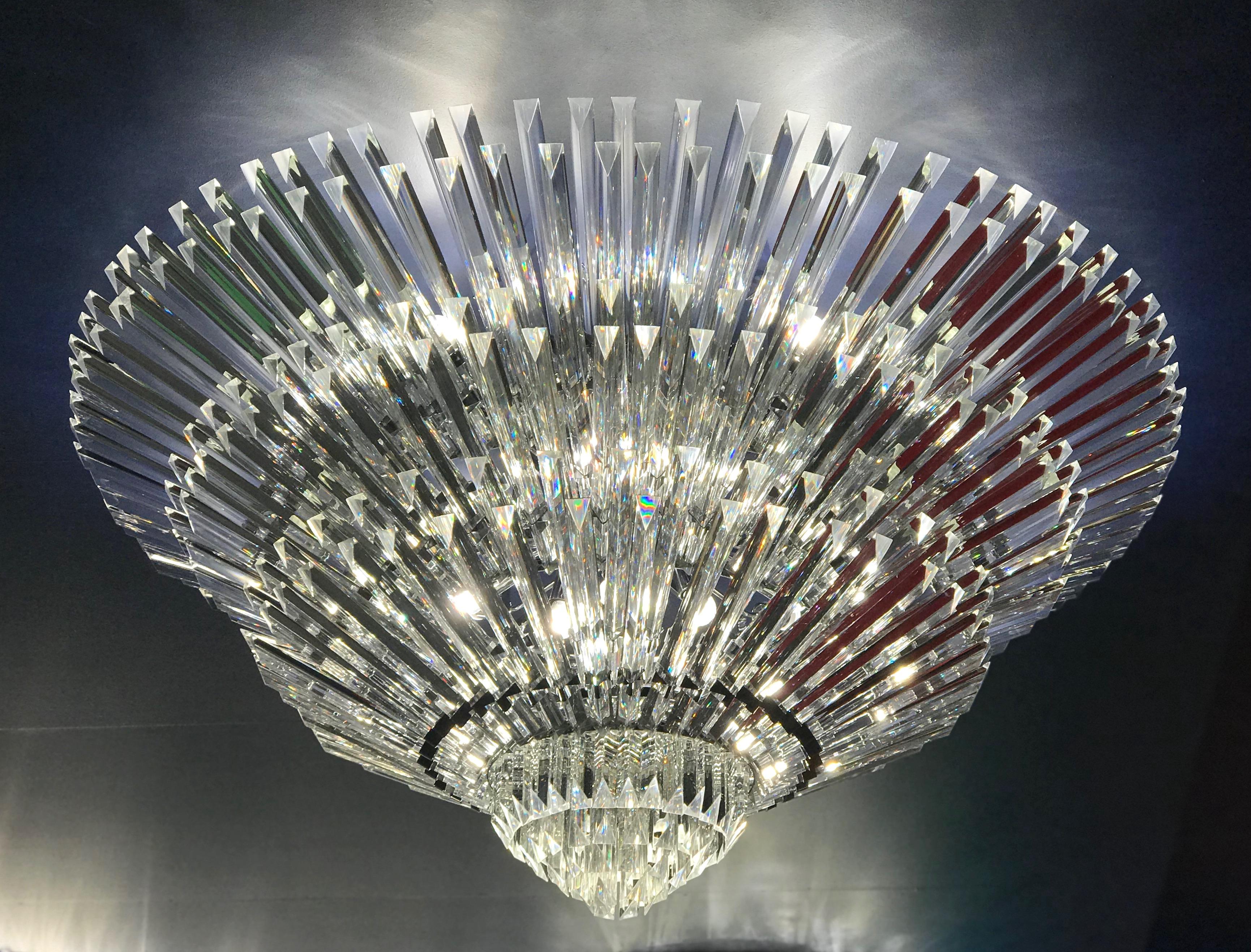 Spectaculaire et grand plafonnier avec une myriade de verres de Murano faits à la main 