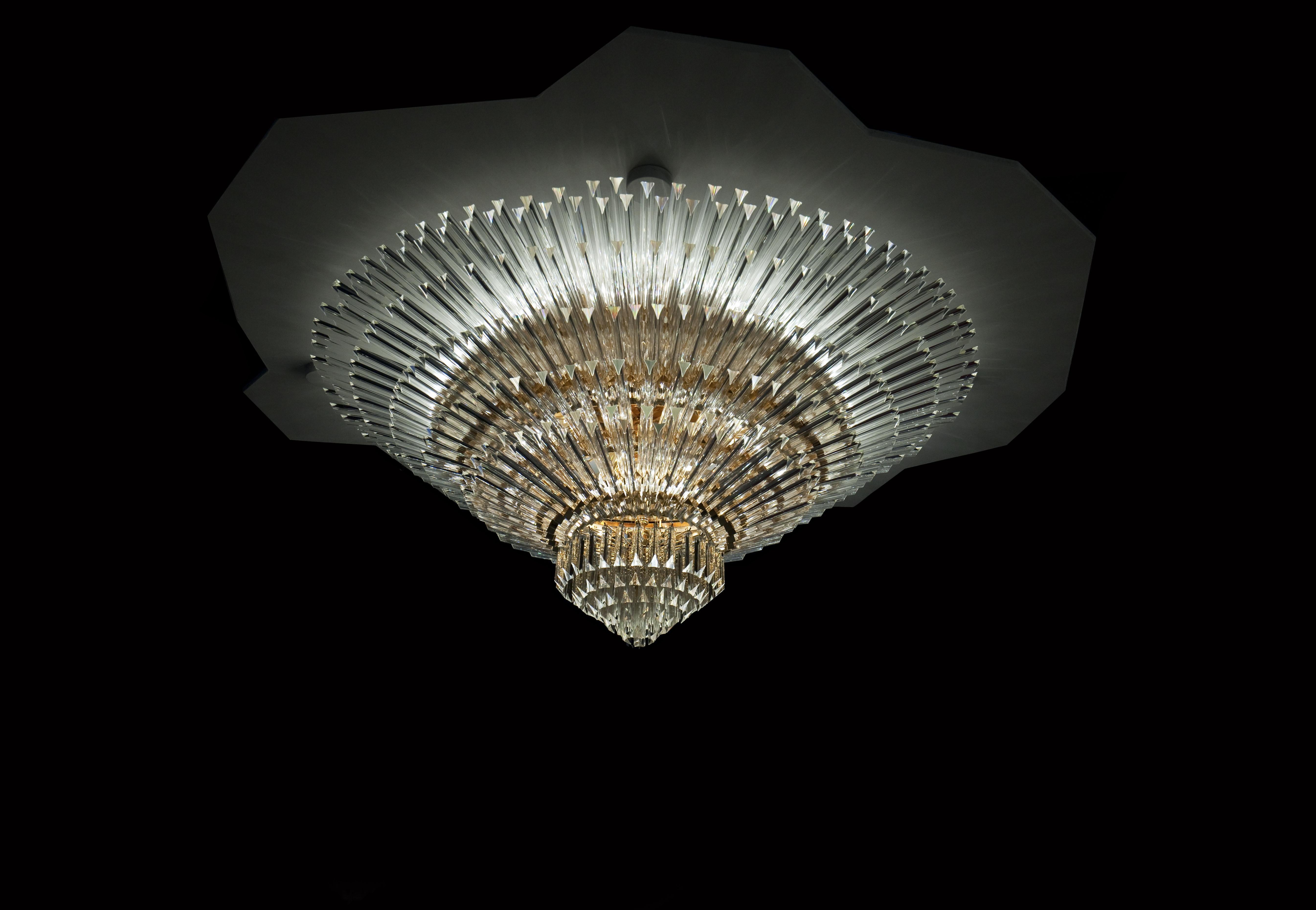 Monumentale Contemporary Italian Murano Glass Triedi Ceiling Light (Geblasenes Glas) im Angebot