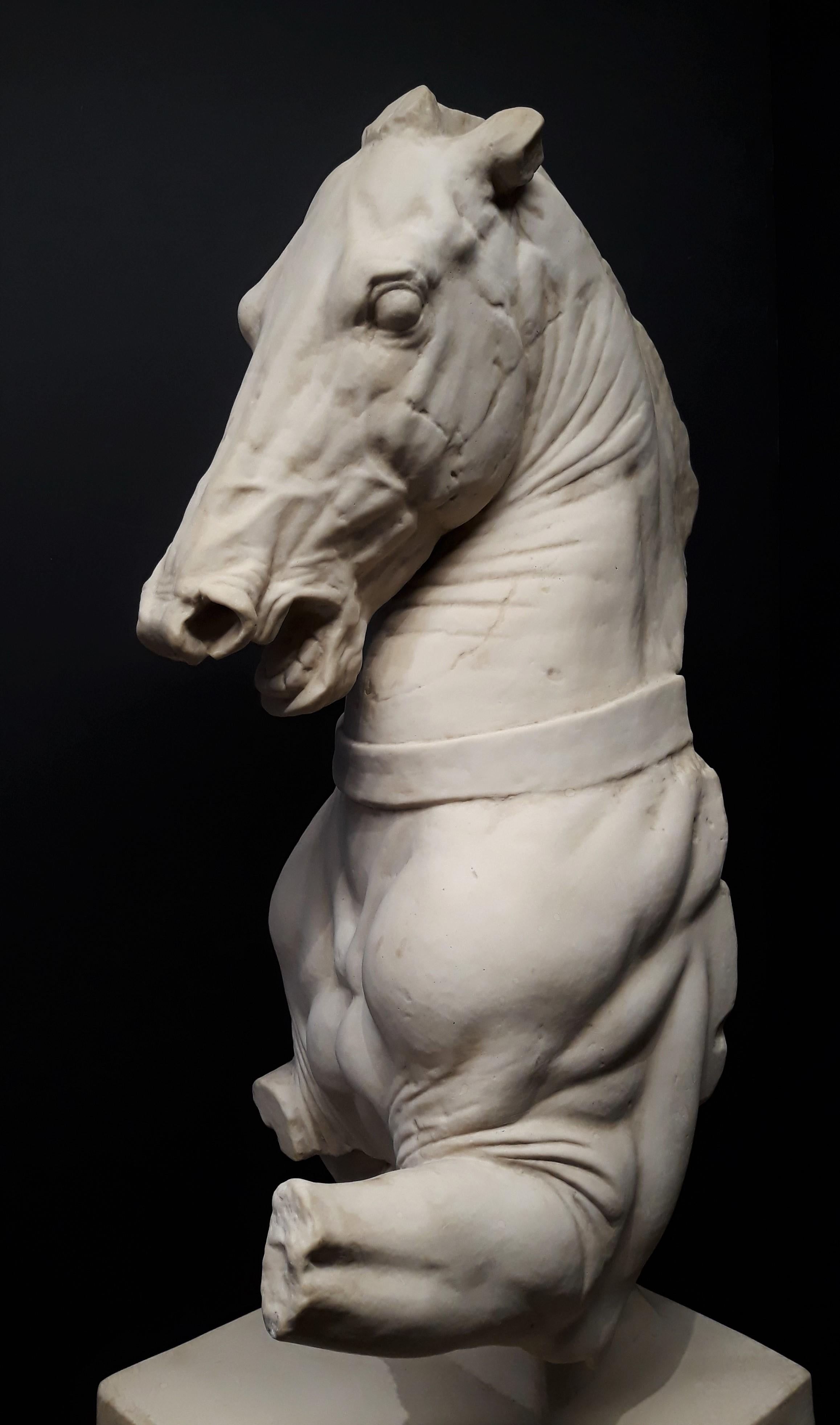 20ième siècle Sculpture monumentale de cheval continental en vente