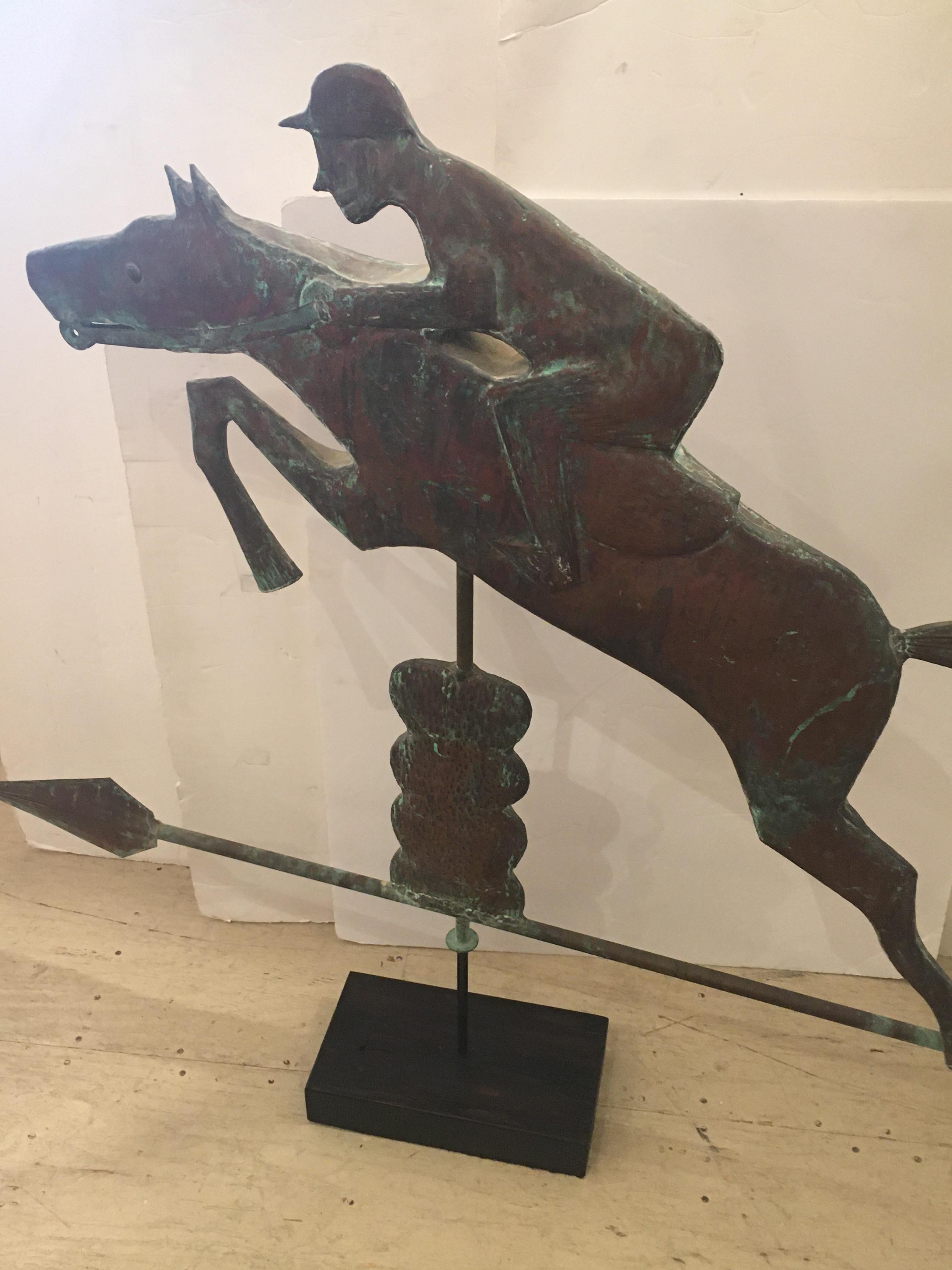 Pferd und Jockey riesige Kupfer-Wetterfahne macht eine monumentale und beeindruckende Skulptur.
  