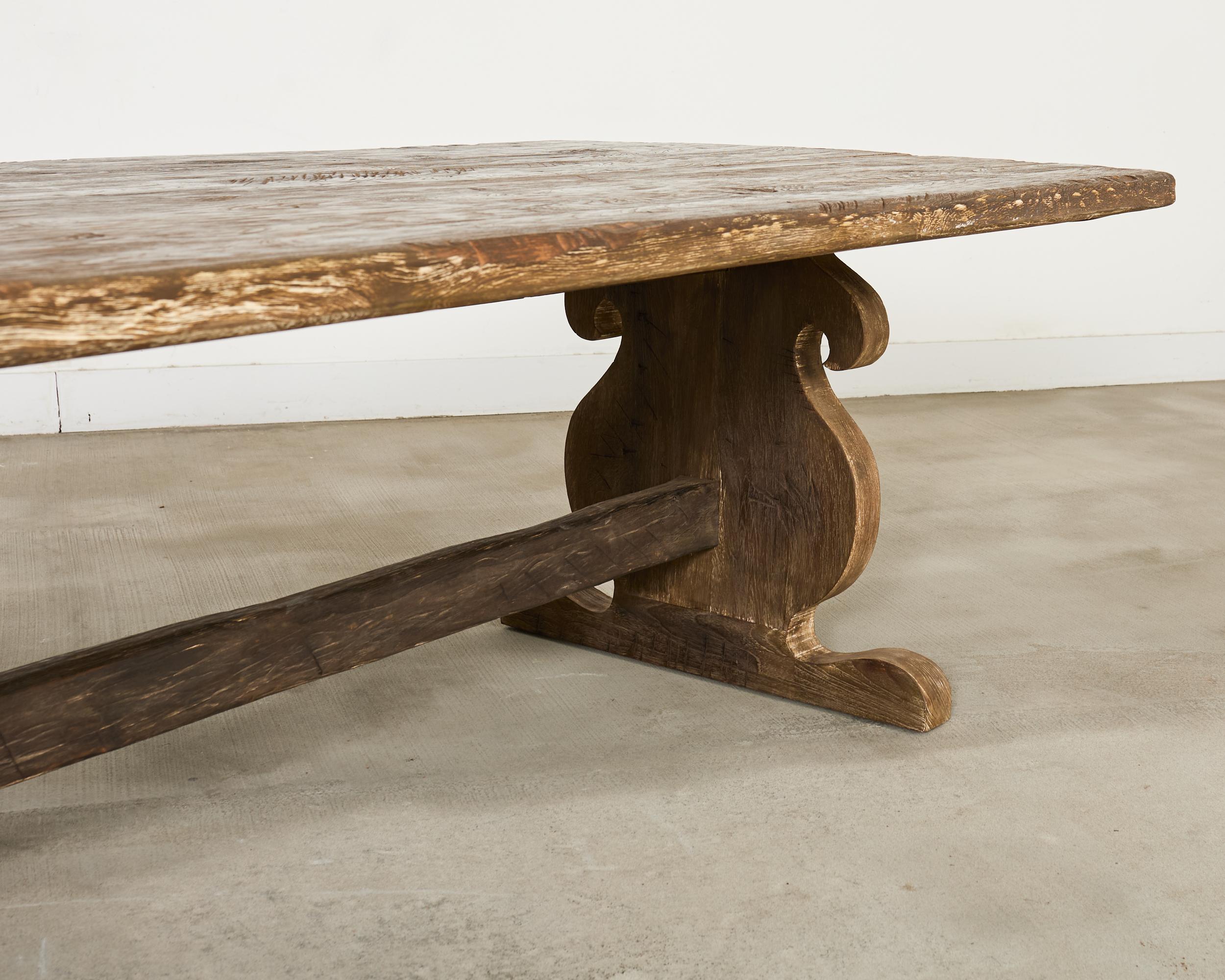 Monumental Mesa de comedor provincial francesa de roble 13 pies en venta 10