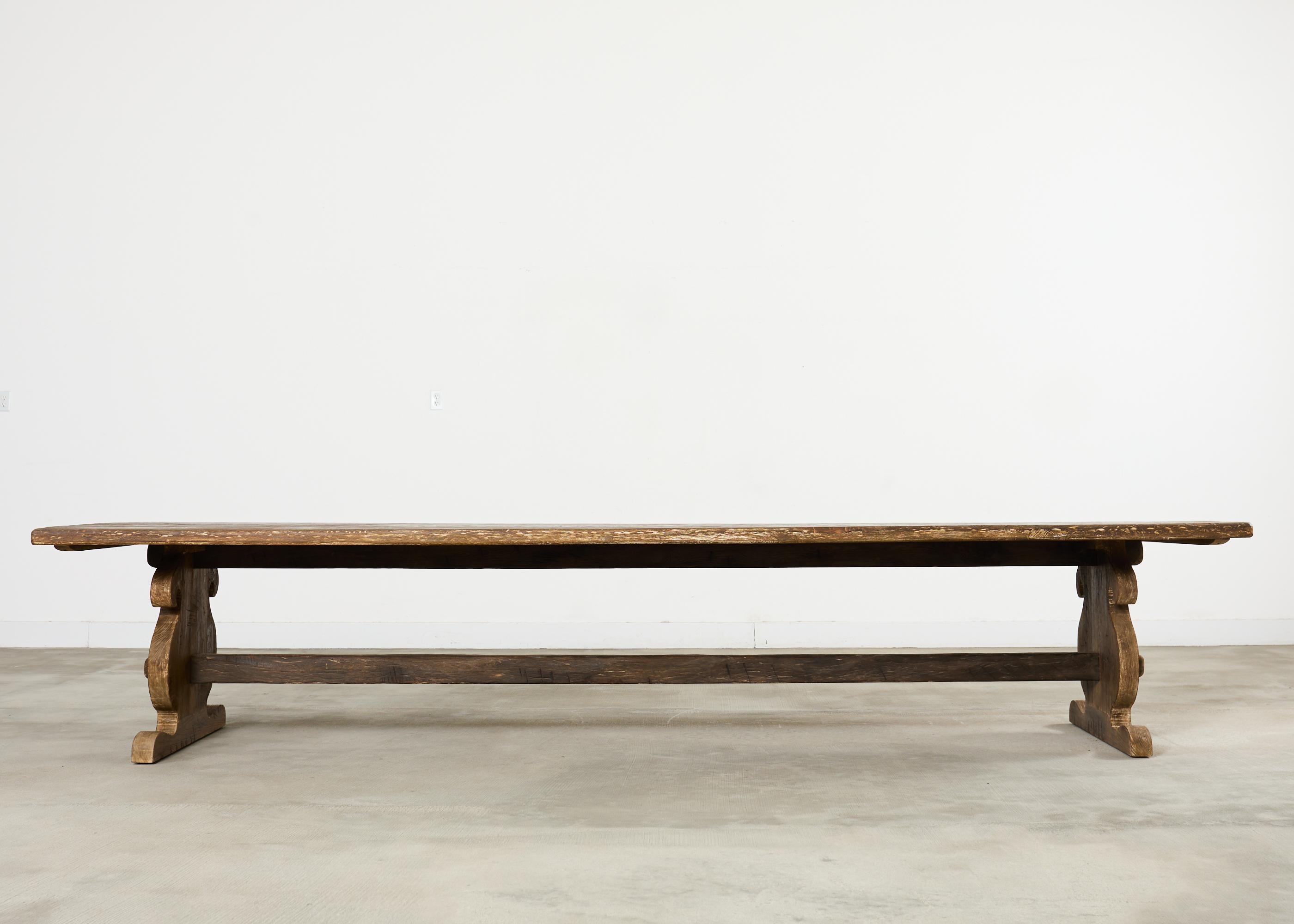 Monumental Mesa de comedor provincial francesa de roble 13 pies en venta 12