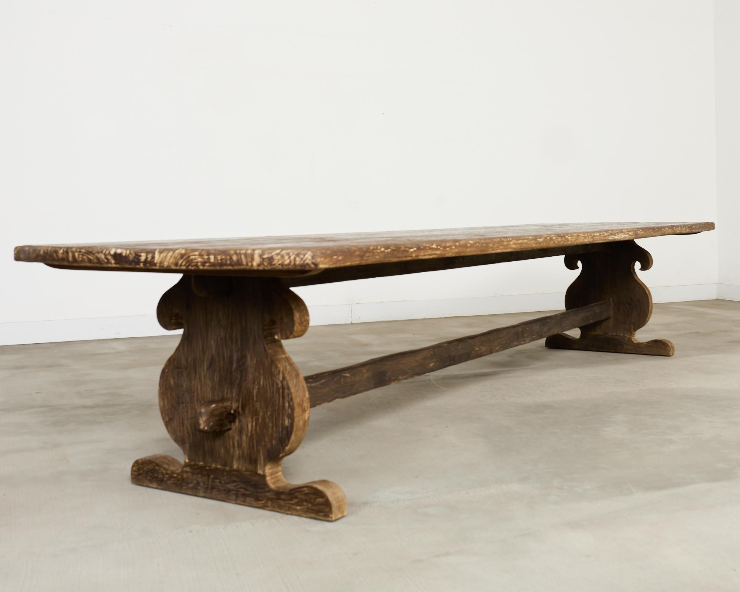 Monumental Mesa de comedor provincial francesa de roble 13 pies Provincial francés en venta