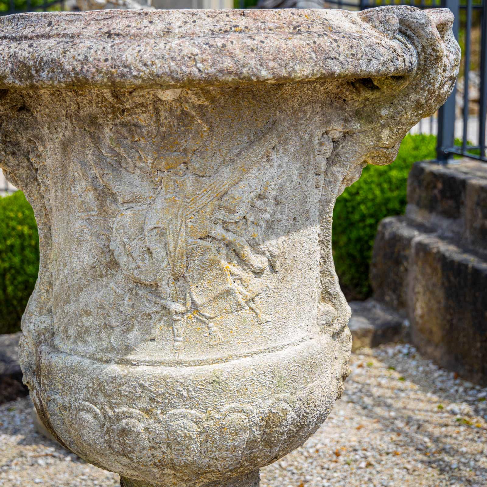 Vaso a cratere anticato molto grande per uso esterno. Il vaso è realizzato in pietra fusa e presenta una splendida patina. 