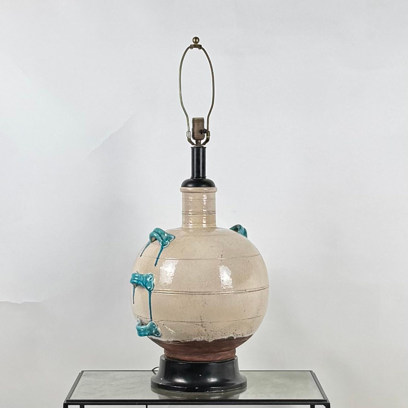 American Craftsman Lampe monumentale en céramique émaillée crème et turquoise en vente