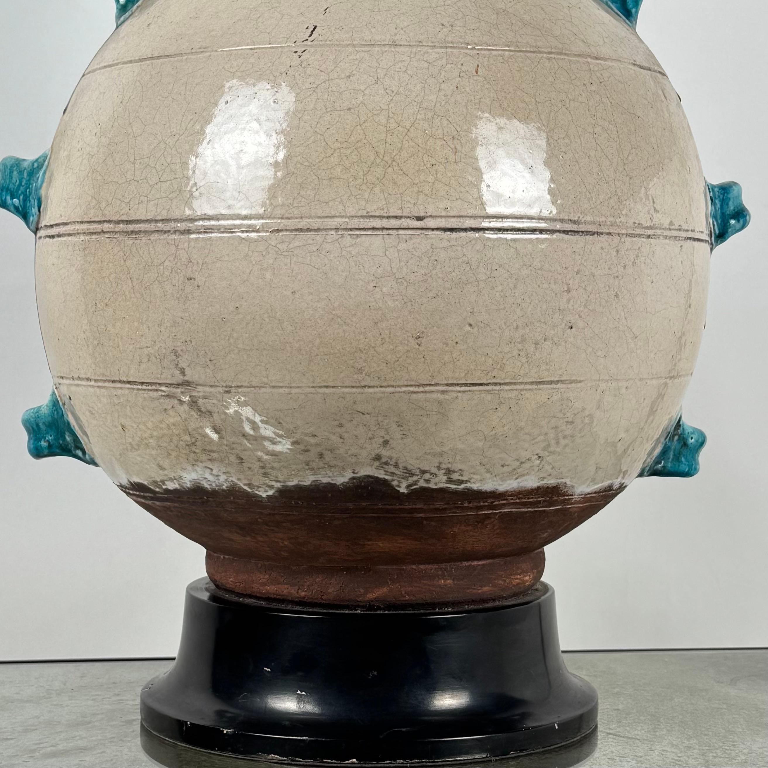 Milieu du XXe siècle Lampe monumentale en céramique émaillée crème et turquoise en vente