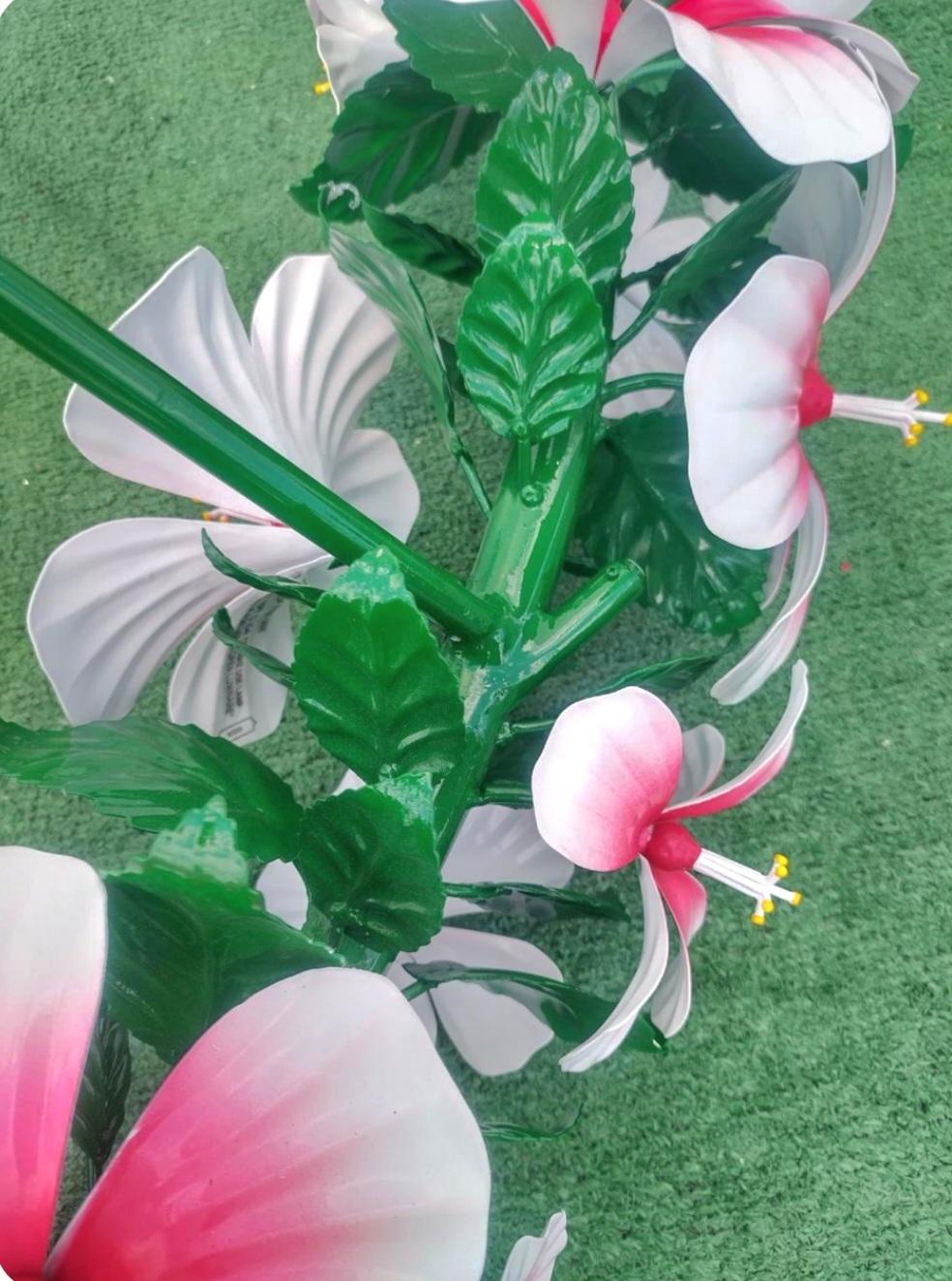 Monumental Currey & Company Tole Hibiscus Floral Pink Green Regency chandelier For Sale 3