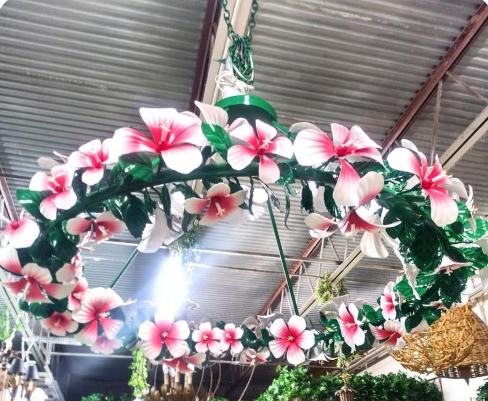 Monumental Currey & Company Tole Hibiscus Floral Pink Green Regency chandelier For Sale 4