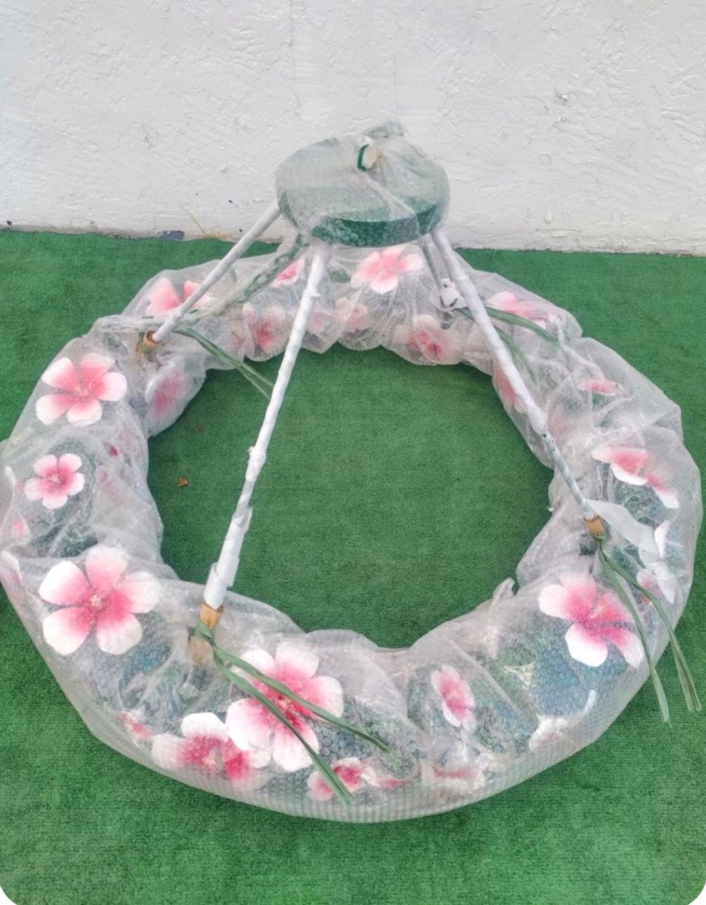 Monumental Currey & Company Tole Hibiscus Floral Pink Green Regency chandelier For Sale 6