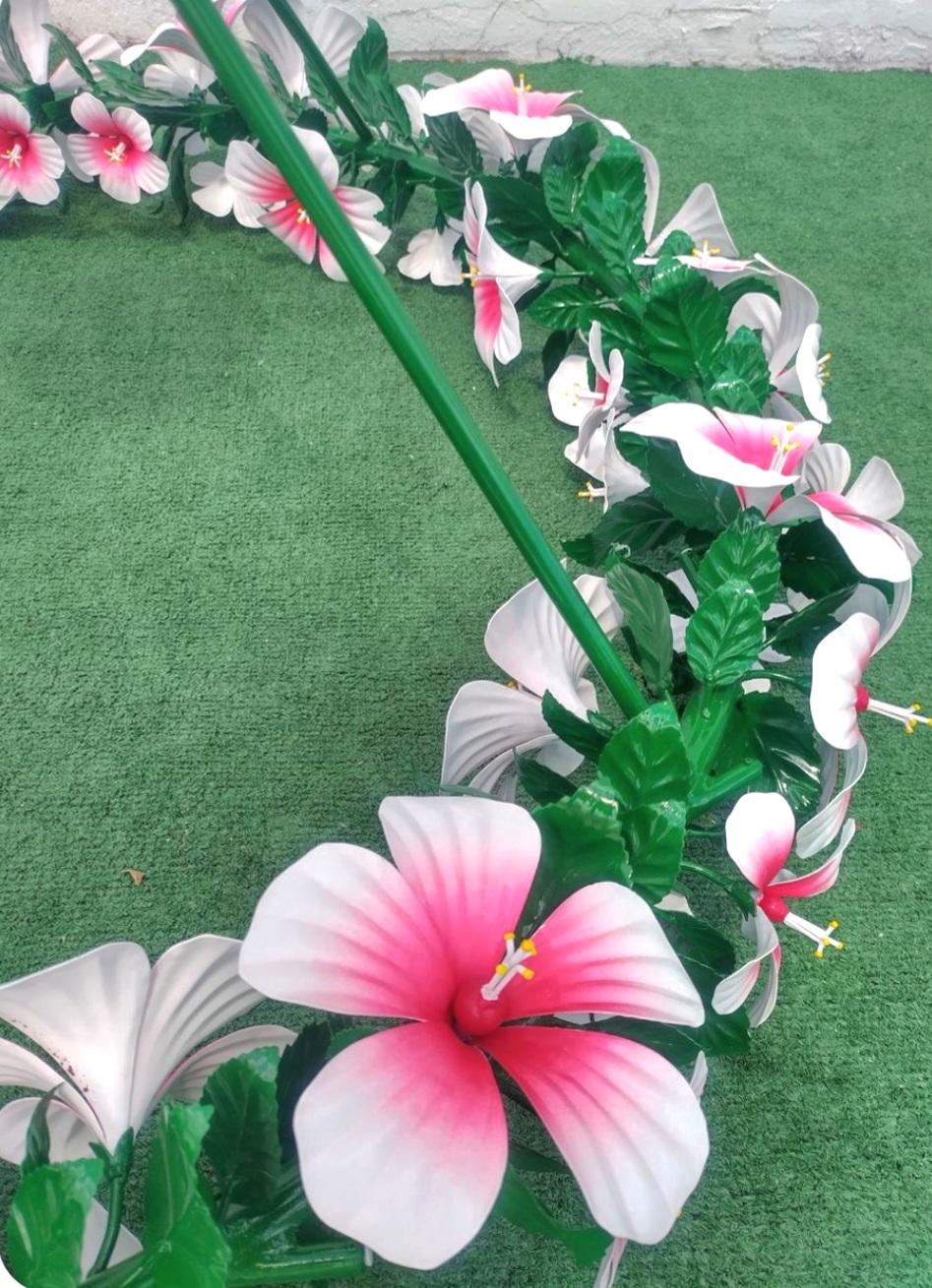 American Monumental Currey & Company Tole Hibiscus Floral Pink Green Regency chandelier For Sale