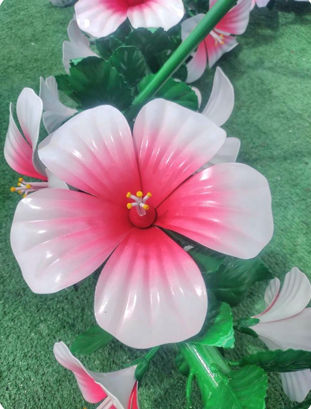 Monumental Currey & Company Tole Hibiscus Floral Pink Green Regency chandelier In Good Condition For Sale In Jensen Beach, FL