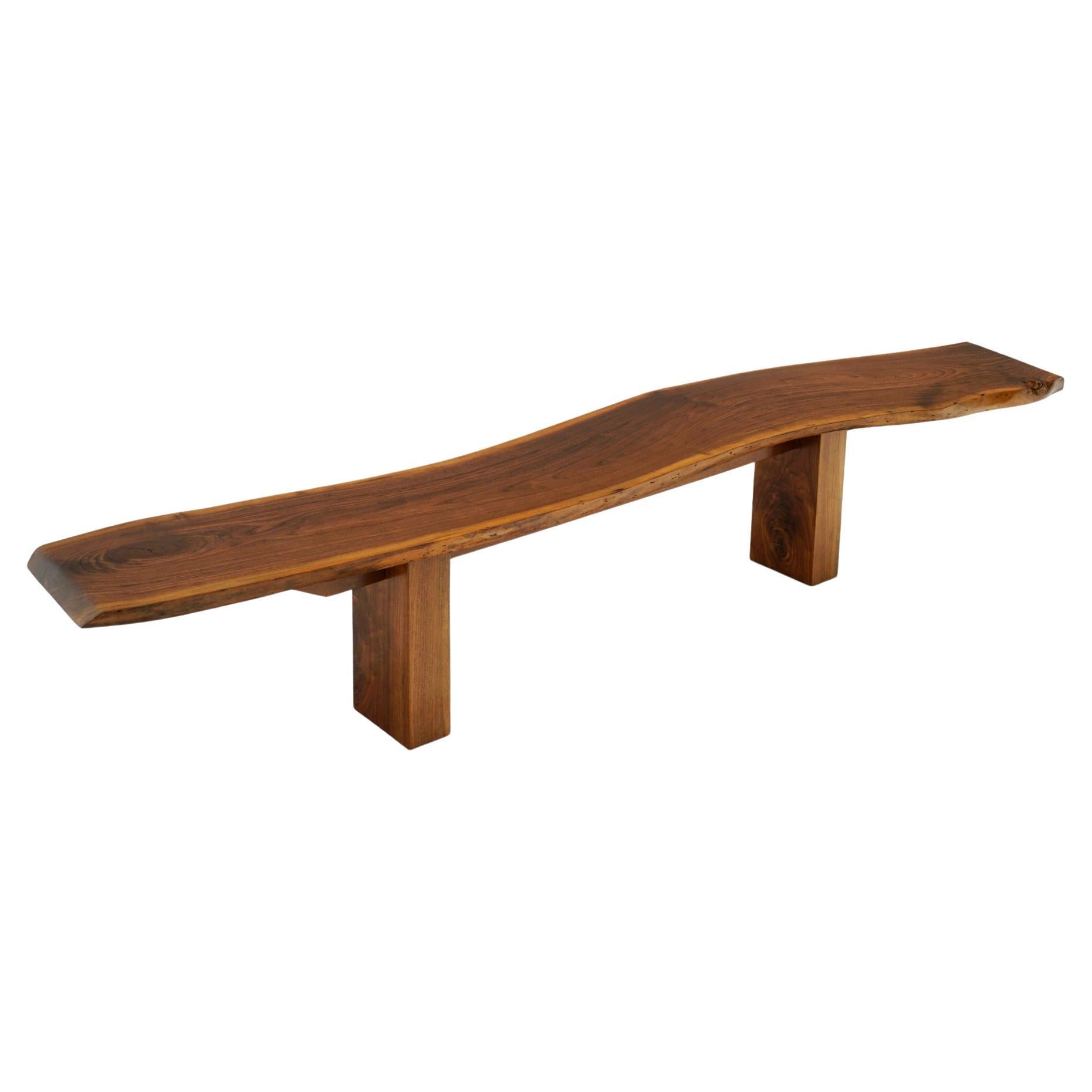 Monumental Curved Bench / Coffee Table in Solid Live Edge Walnut, One of a Kind (banc / table basse incurvée monumentale en noyer massif à bords vifs, unique en son genre)