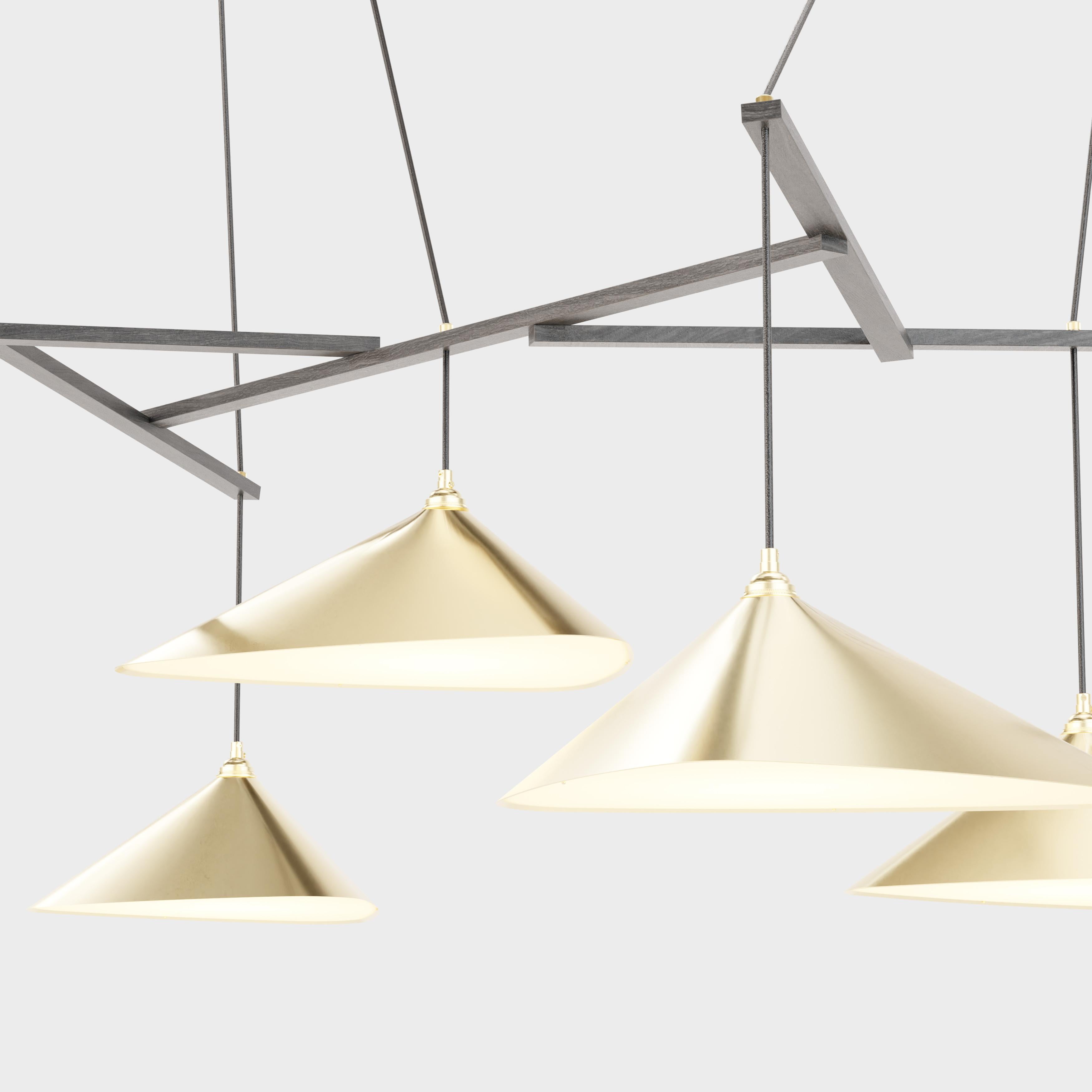 Monumentale lampadario 'Emily 7' di Daniel Becker in ottone e nero per Moss Objects. 

Progettata dal luminare Daniel Becker di Berlino e realizzata a mano su ordinazione utilizzando tecniche di produzione moderne e di metà secolo, la serie Emily ha