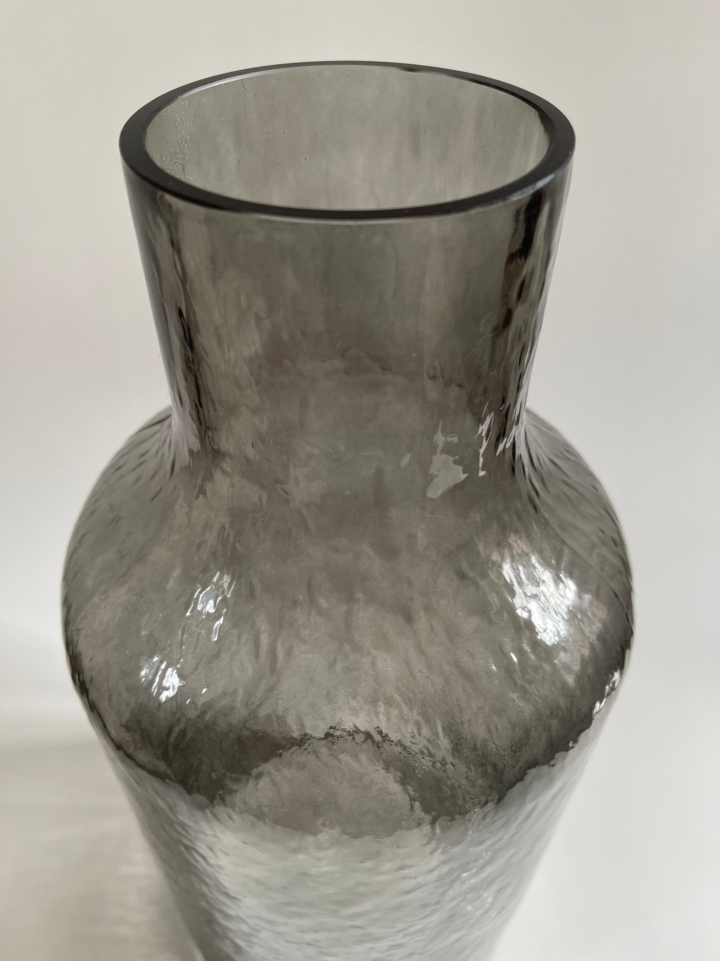 Monumental vase de bouteille en verre fumé danois moderne enroulé Bon état - En vente à New York, NY