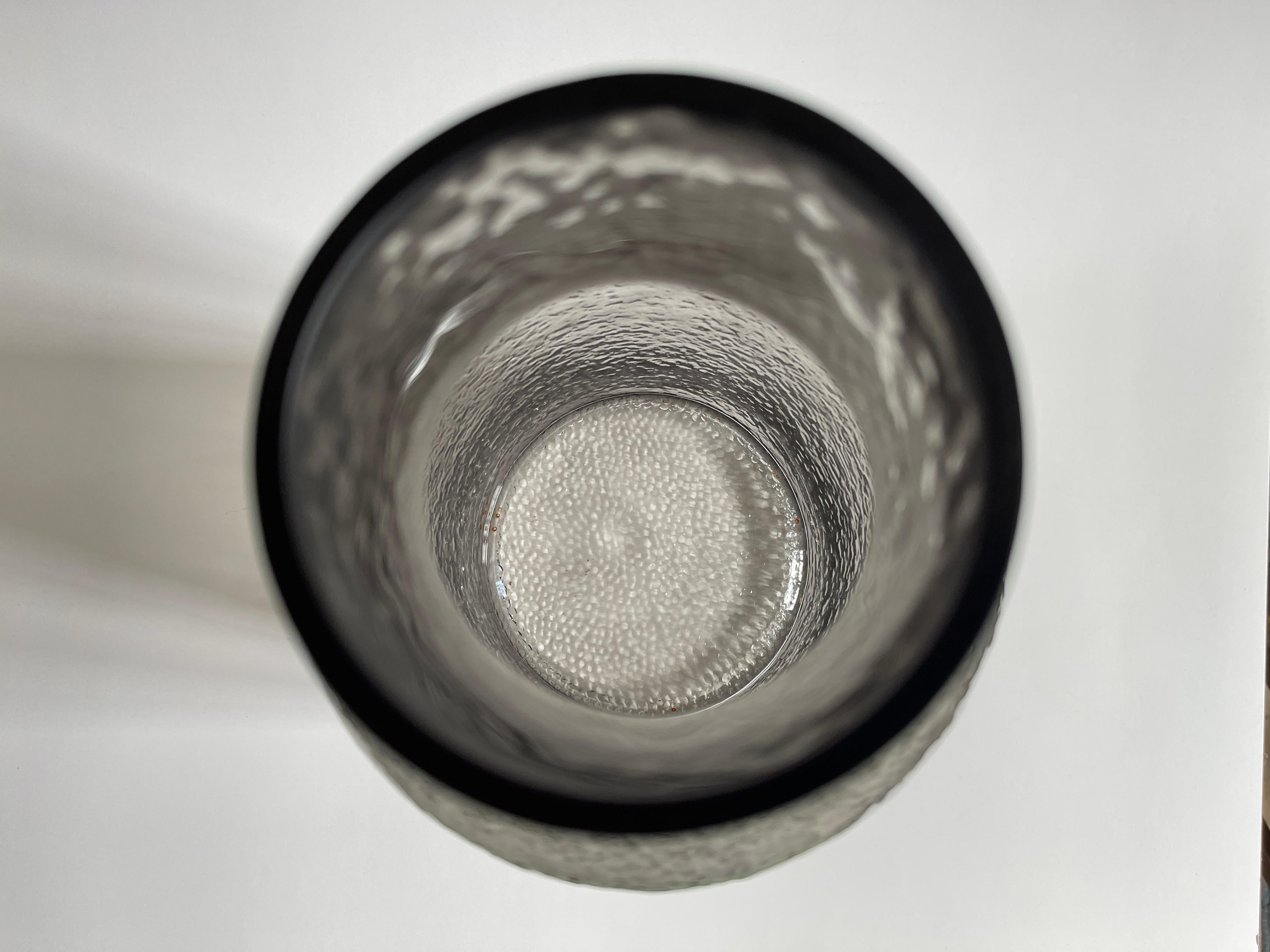 Verre d'art Monumental vase de bouteille en verre fumé danois moderne enroulé en vente