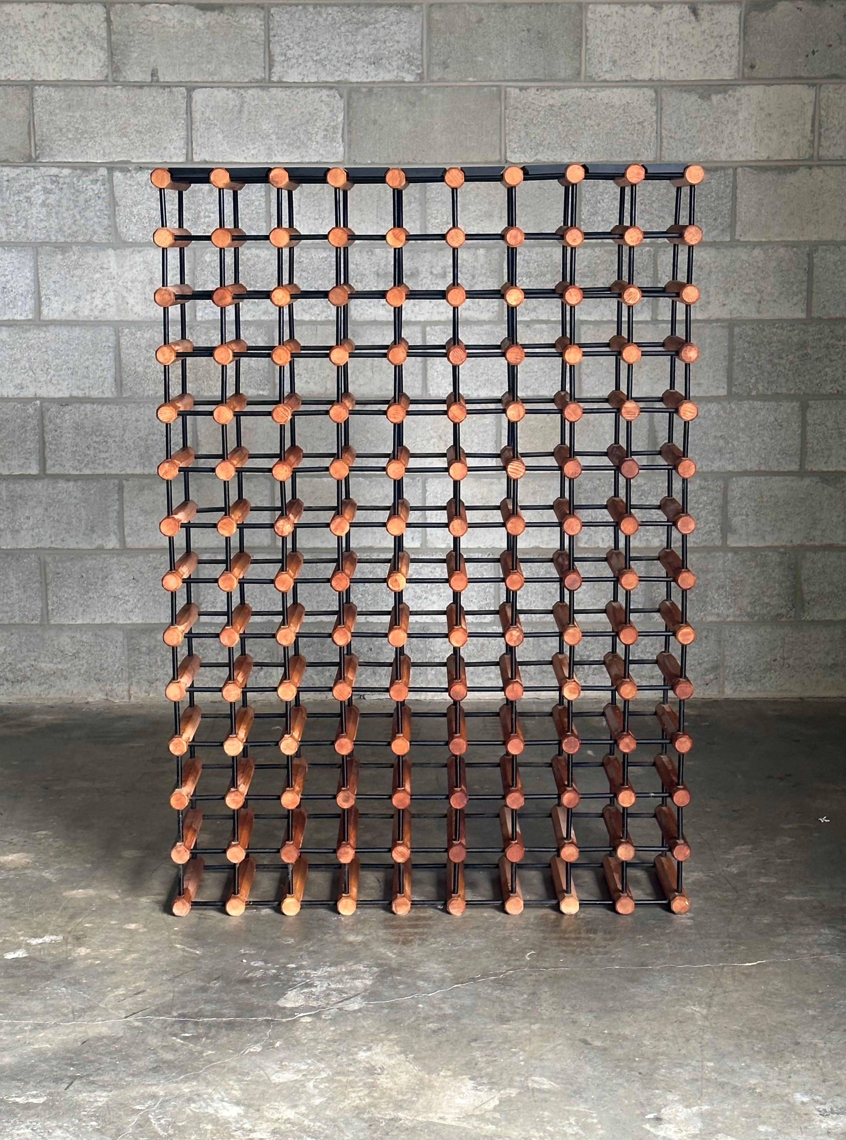 Un portabottiglie modulare davvero monumentale attribuito a Richard Nissen per Nissen Langaa. Questo portabottiglie è largo 9 bottiglie e alto 13, per un totale di 117 bottiglie. La maggior parte di questo stile è molto più piccola. Questo include