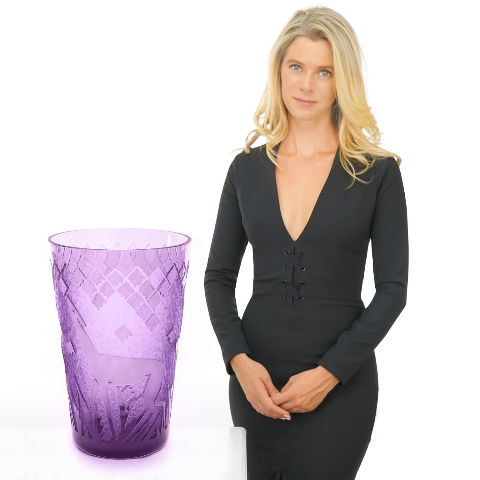 Vers les années 1920, par Daum, Nancy, France. Cet important vase Art déco de Daum Nancy a une fabuleuse présence visuelle. La spectaculaire œuvre d'art déco est soulignée par sa couleur violette vibrante, sa hauteur extrême et sa forme élégante.