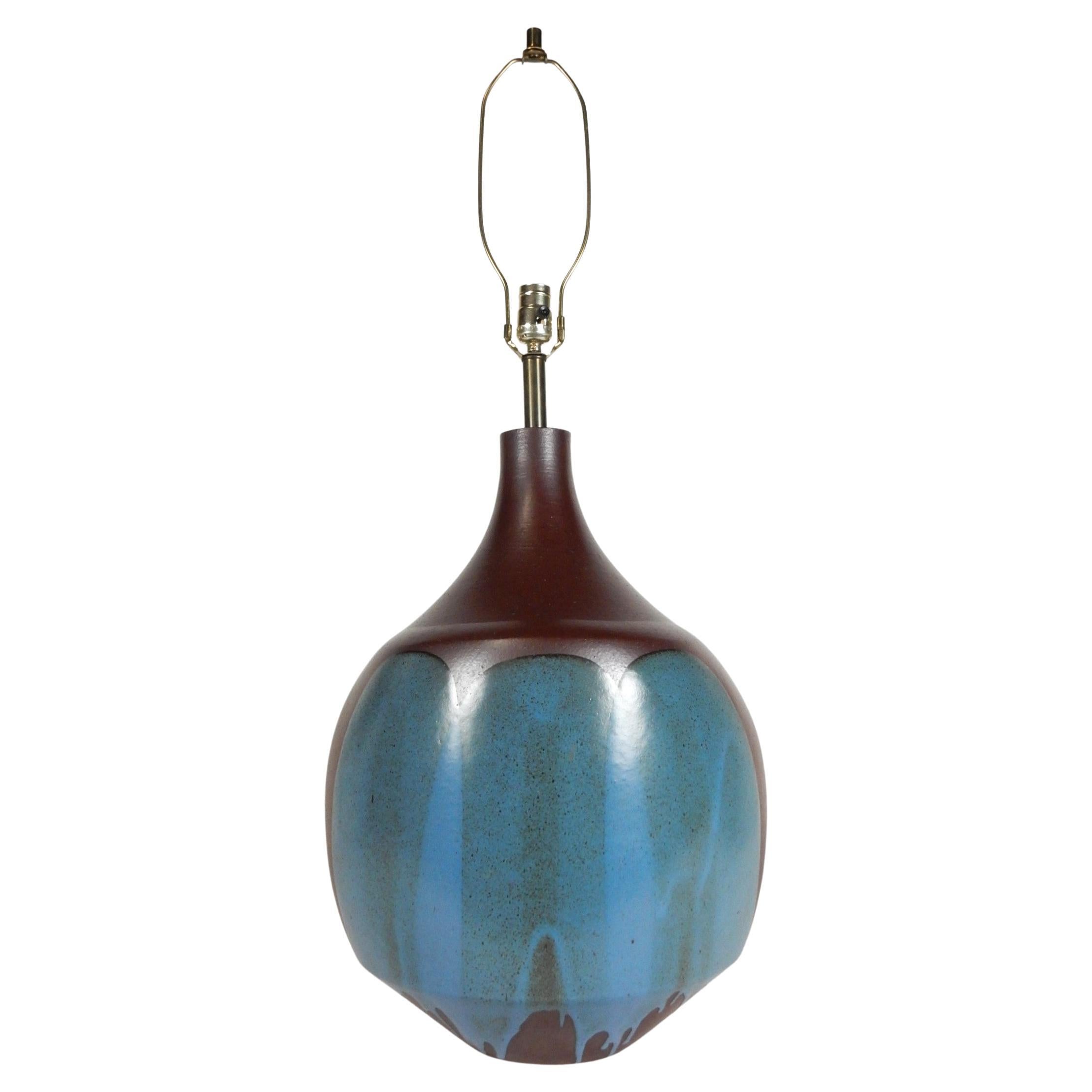 Riesige dreifach glasierte Steingutlampe des Künstlers David Cressey, die mit einer Tropfglasur versehen ist. Wunderschöne türkisblaue Tropfglasur auf jeder Seite.
Prestine Originalzustand. Keine Schäden jeglicher Art.
Cermaic Körper steht 22 