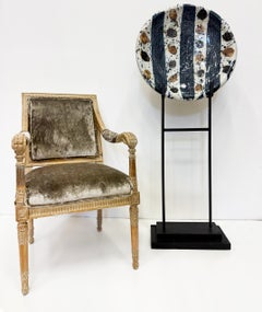 Chargeur monumental en poterie décorative Studio Pottery sur pied en fer par Josef Zala, 1987