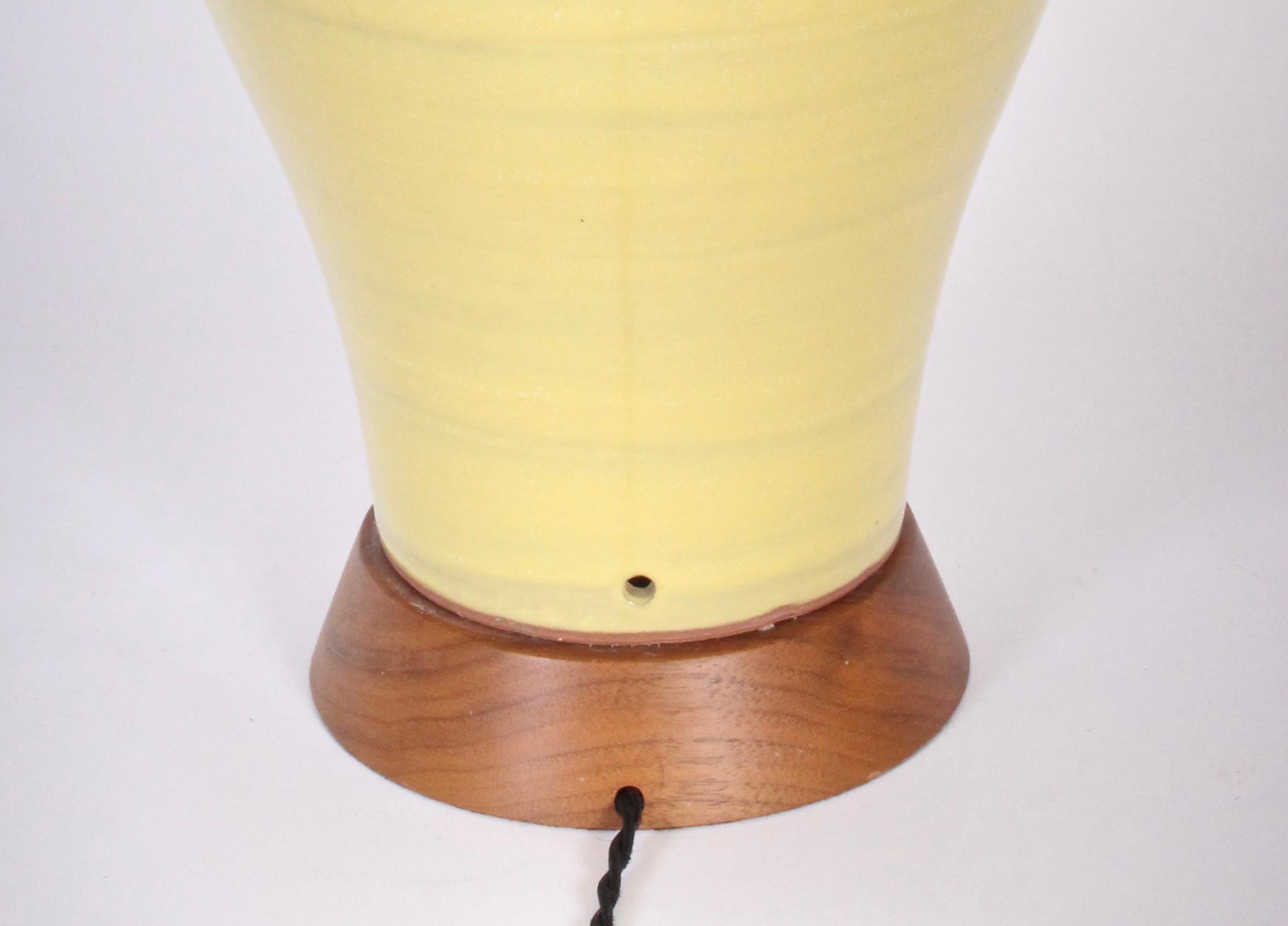 XX secolo Lampada da tavolo in ceramica artistica Monumental Design/One giallo brillante a bande in vendita