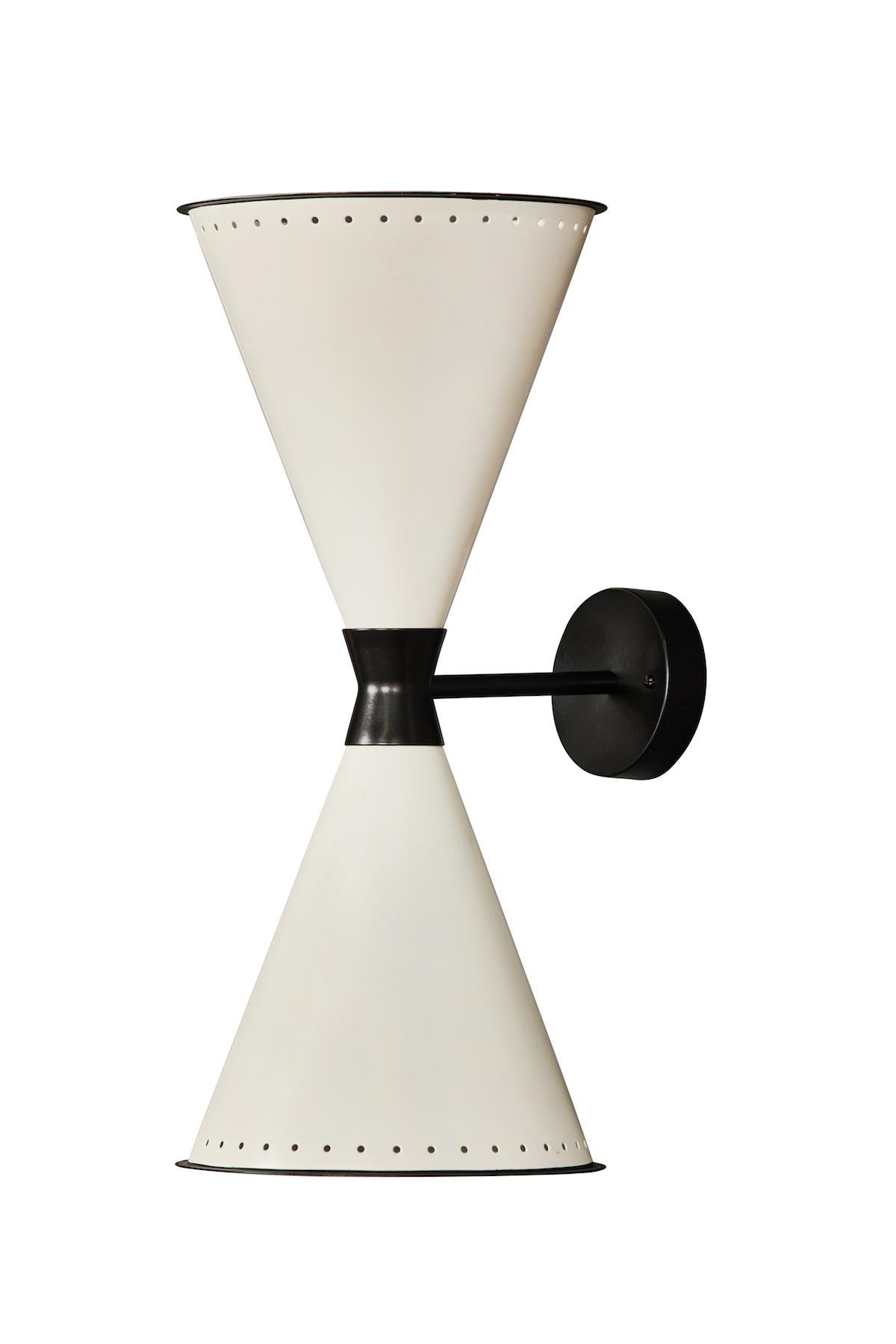 Métal Applique monumentale à double cône perforée Diabolo en blanc et rouge en vente