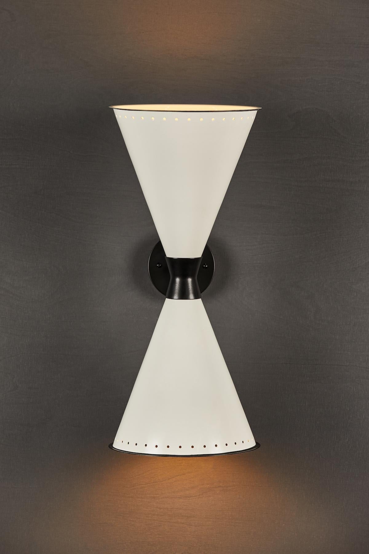Moderne Applique monumentale à double cône perforée Diabolo en blanc et noir en vente