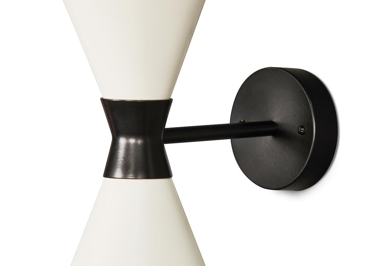 Poudré Applique monumentale à double cône perforée Diabolo en blanc et noir en vente